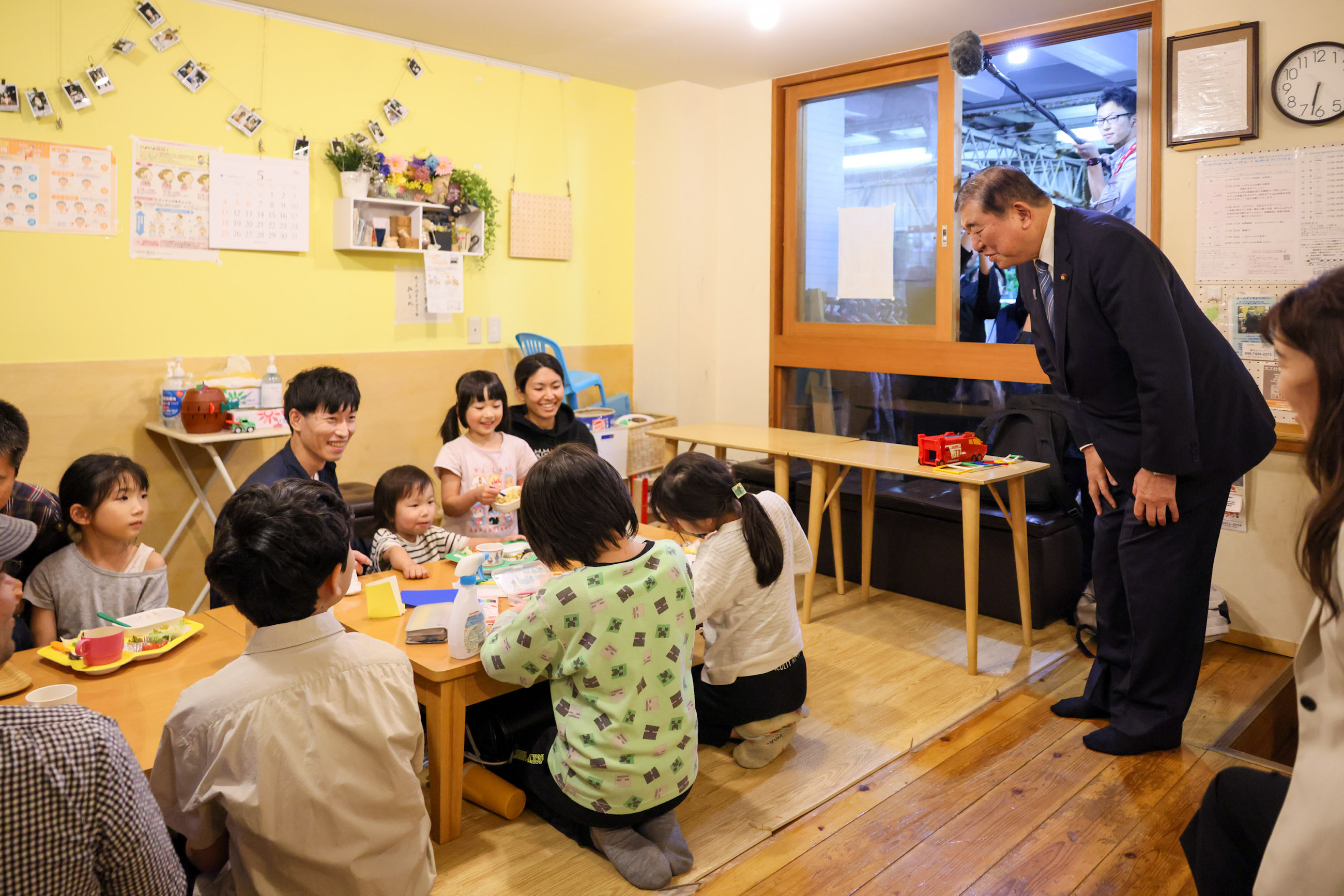 Prime Minister Ishiba visiting a Kodomo Shokudo (2)