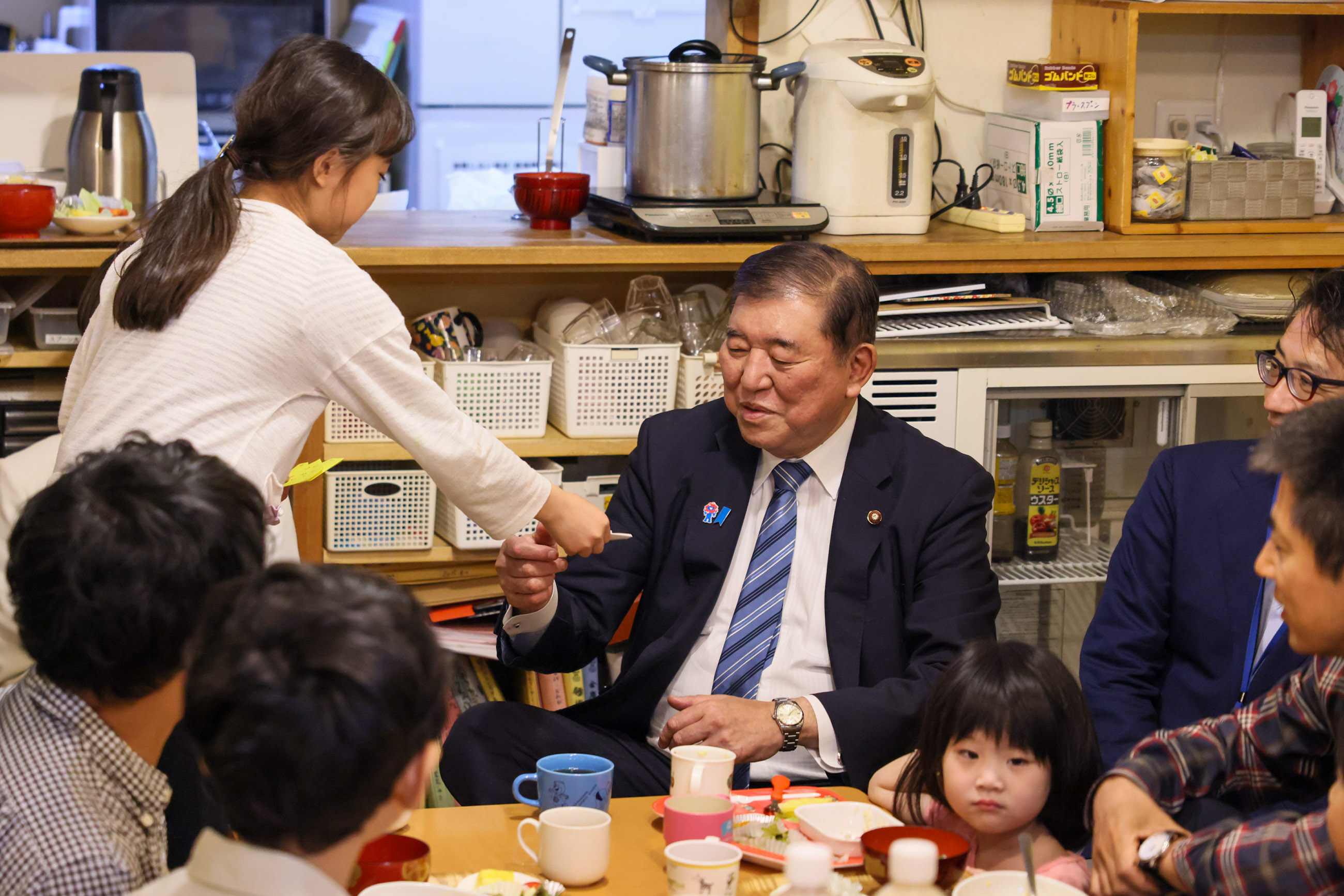 Prime Minister Ishiba visiting a Kodomo Shokudo (5)