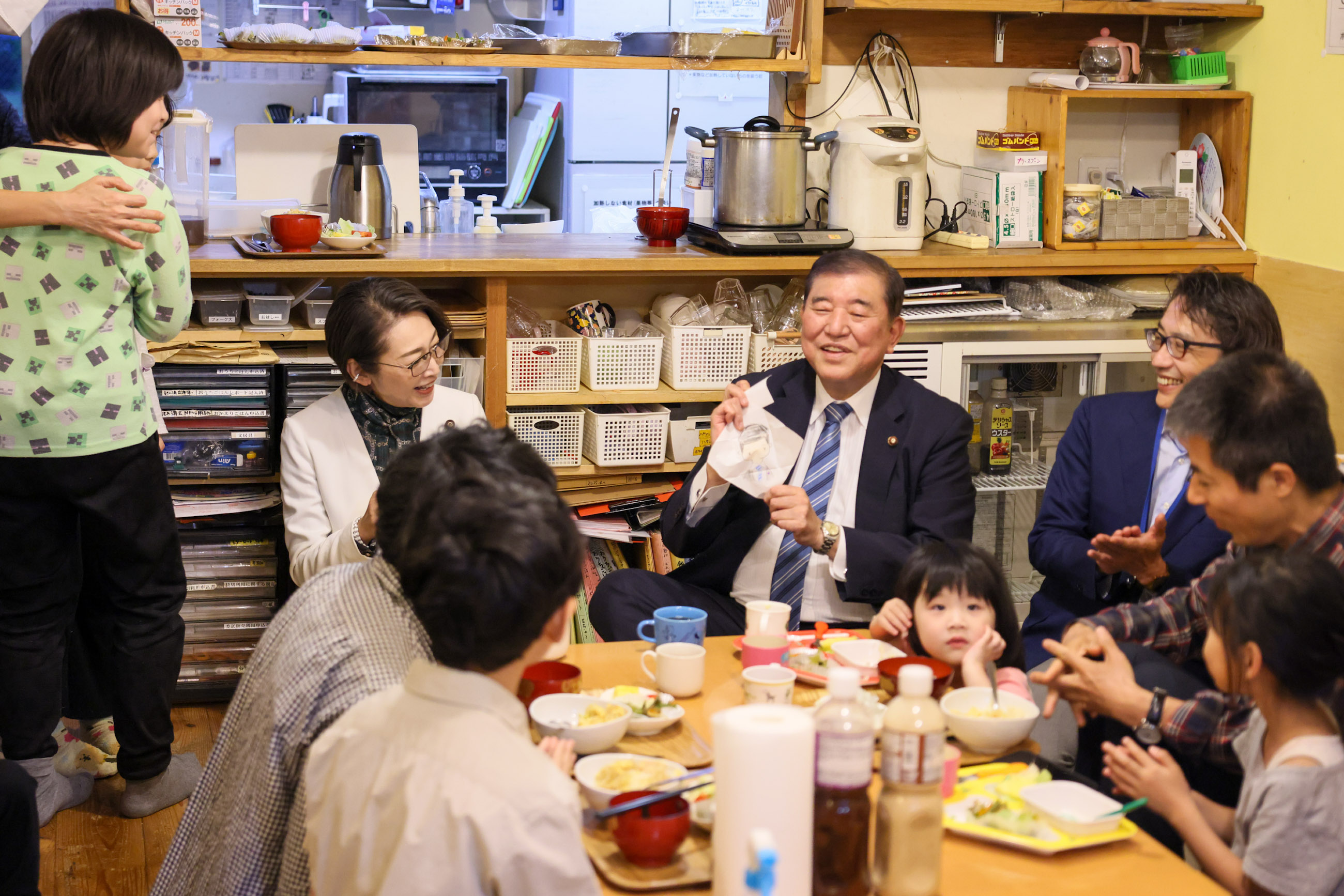Prime Minister Ishiba visiting a Kodomo Shokudo (6)