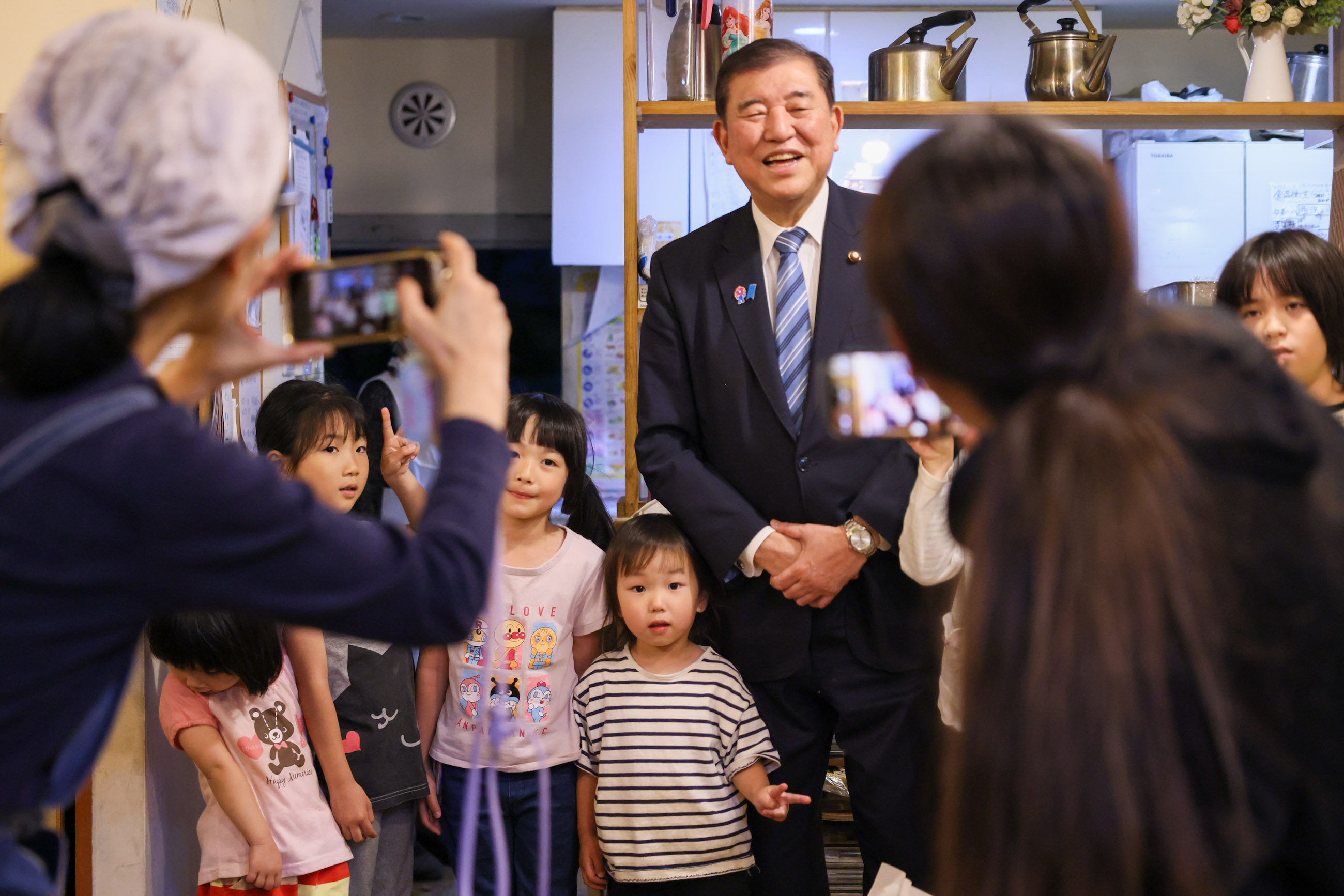 Prime Minister Ishiba visiting a Kodomo Shokudo (10)