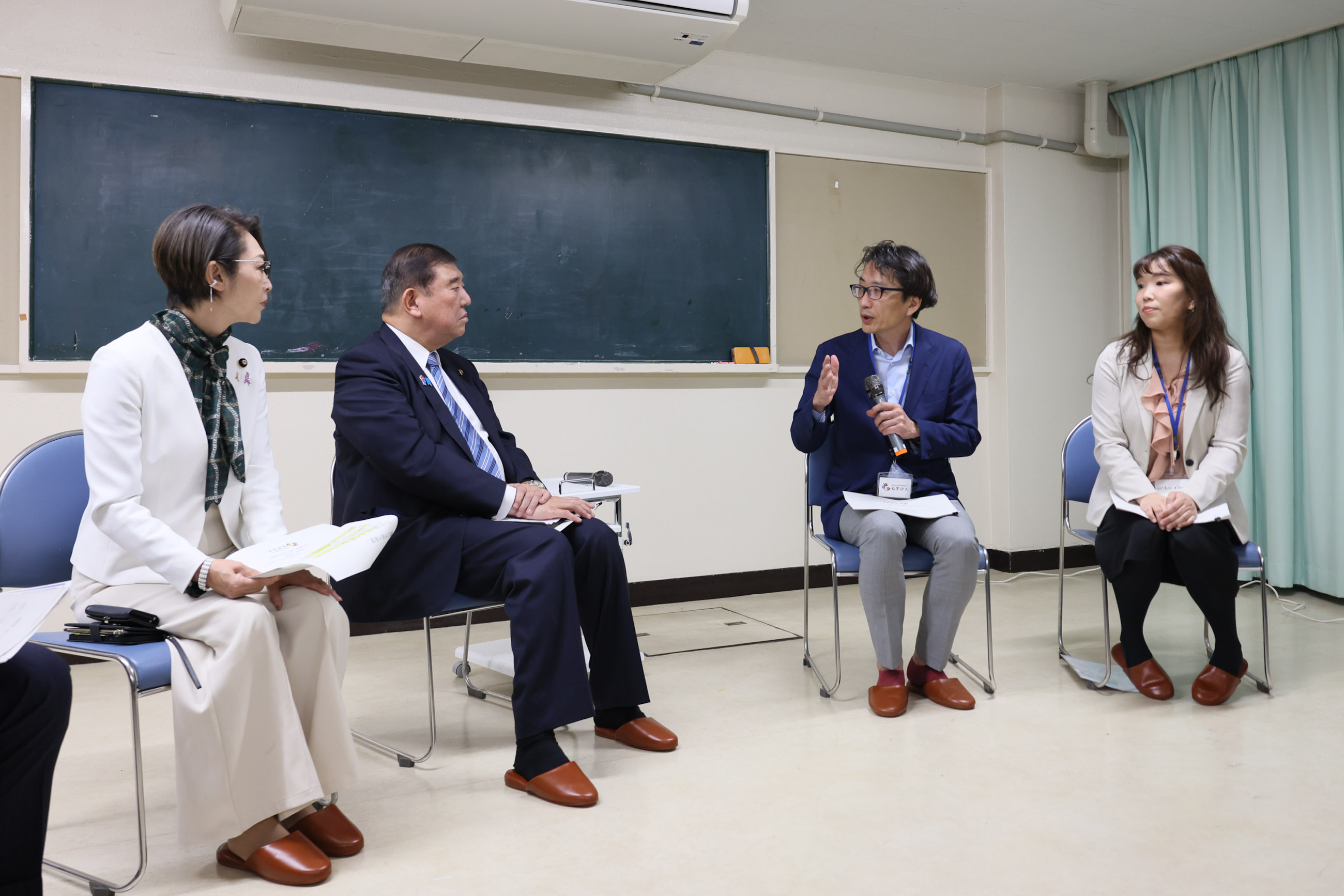 Prime Minister Ishiba receiving an explanation on the general situation of the Kodomo Shokudo (1)