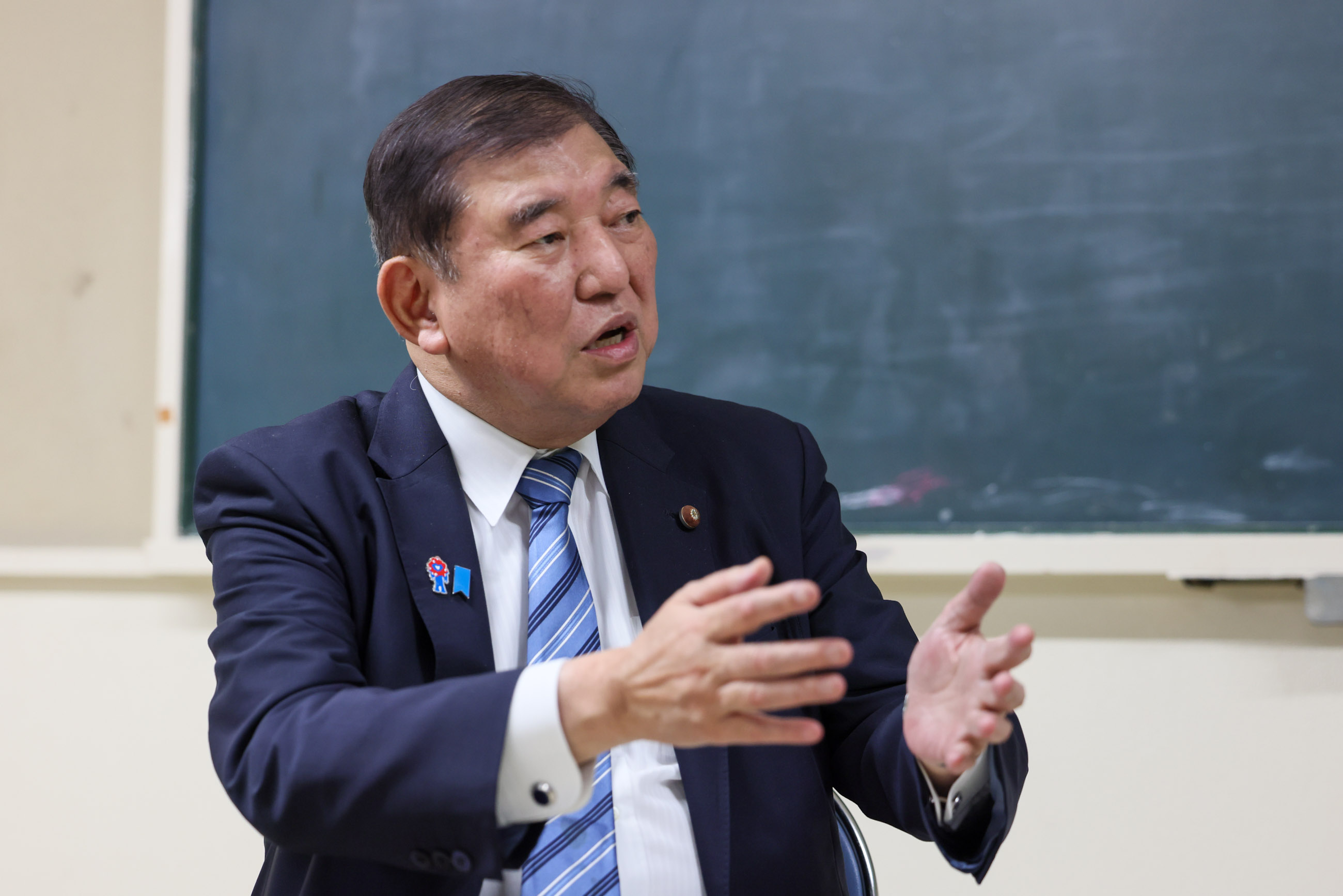 Prime Minister Ishiba receiving an explanation on the general situation of the Kodomo Shokudo (2)