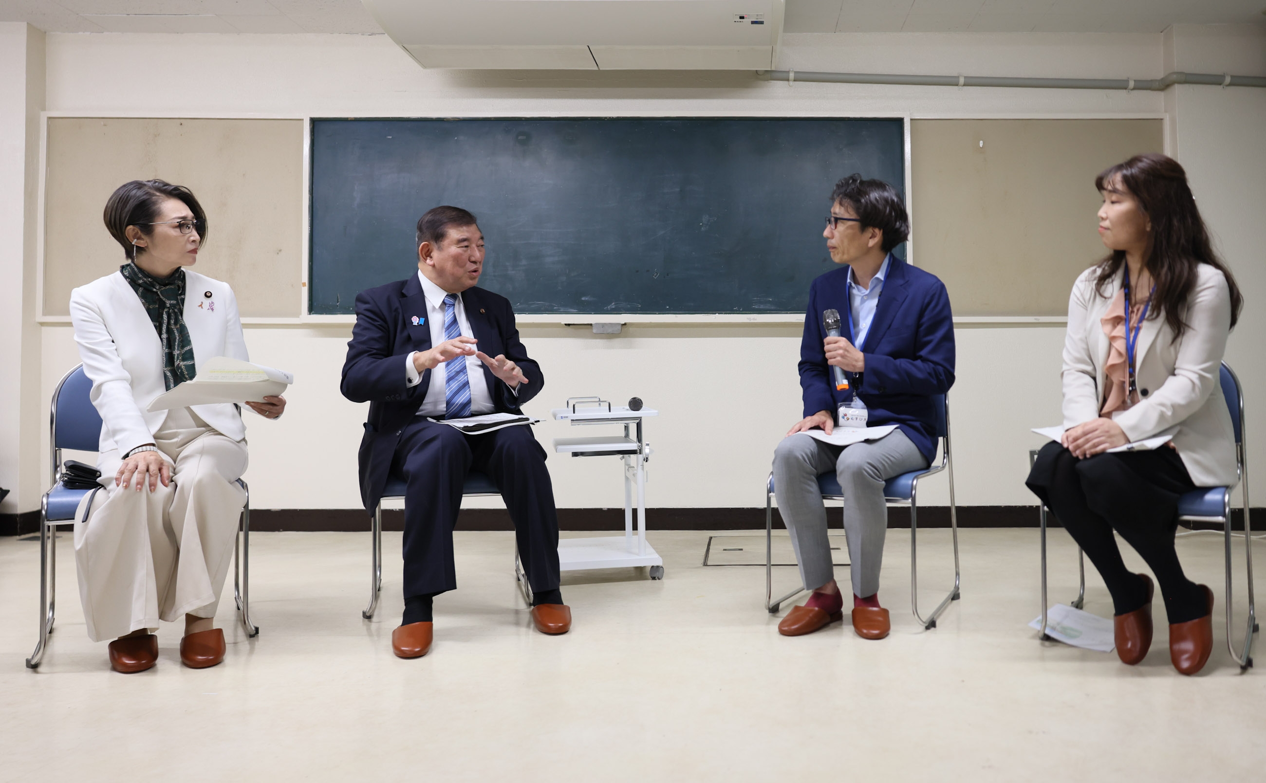 Prime Minister Ishiba receiving an explanation on the general situation of the Kodomo Shokudo (3)