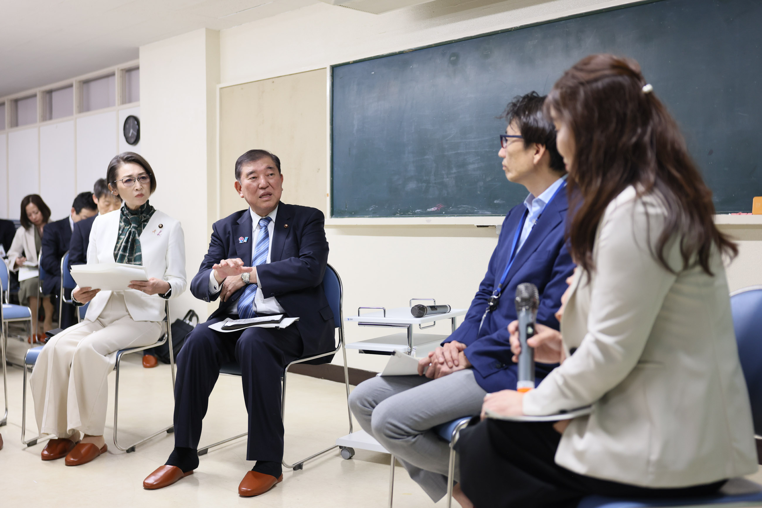 Prime Minister Ishiba receiving an explanation on the general situation of the Kodomo Shokudo (4)