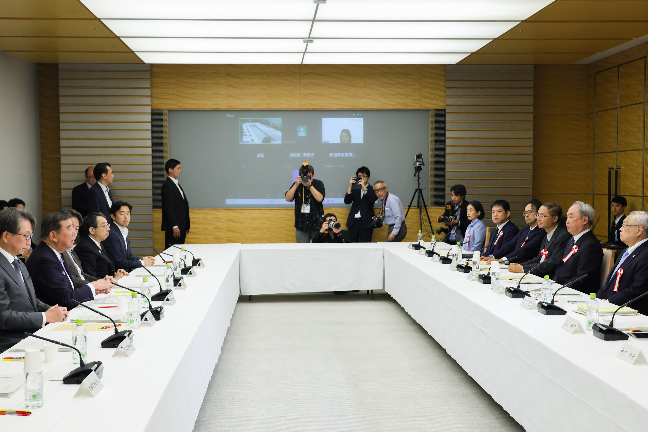 Prime Minister Ishiba wrapping up the meeting (2)