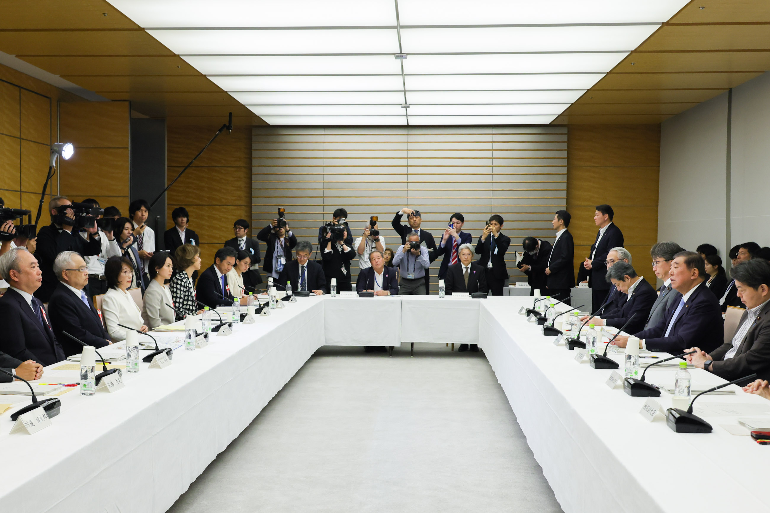 Prime Minister Ishiba wrapping up the meeting (4)