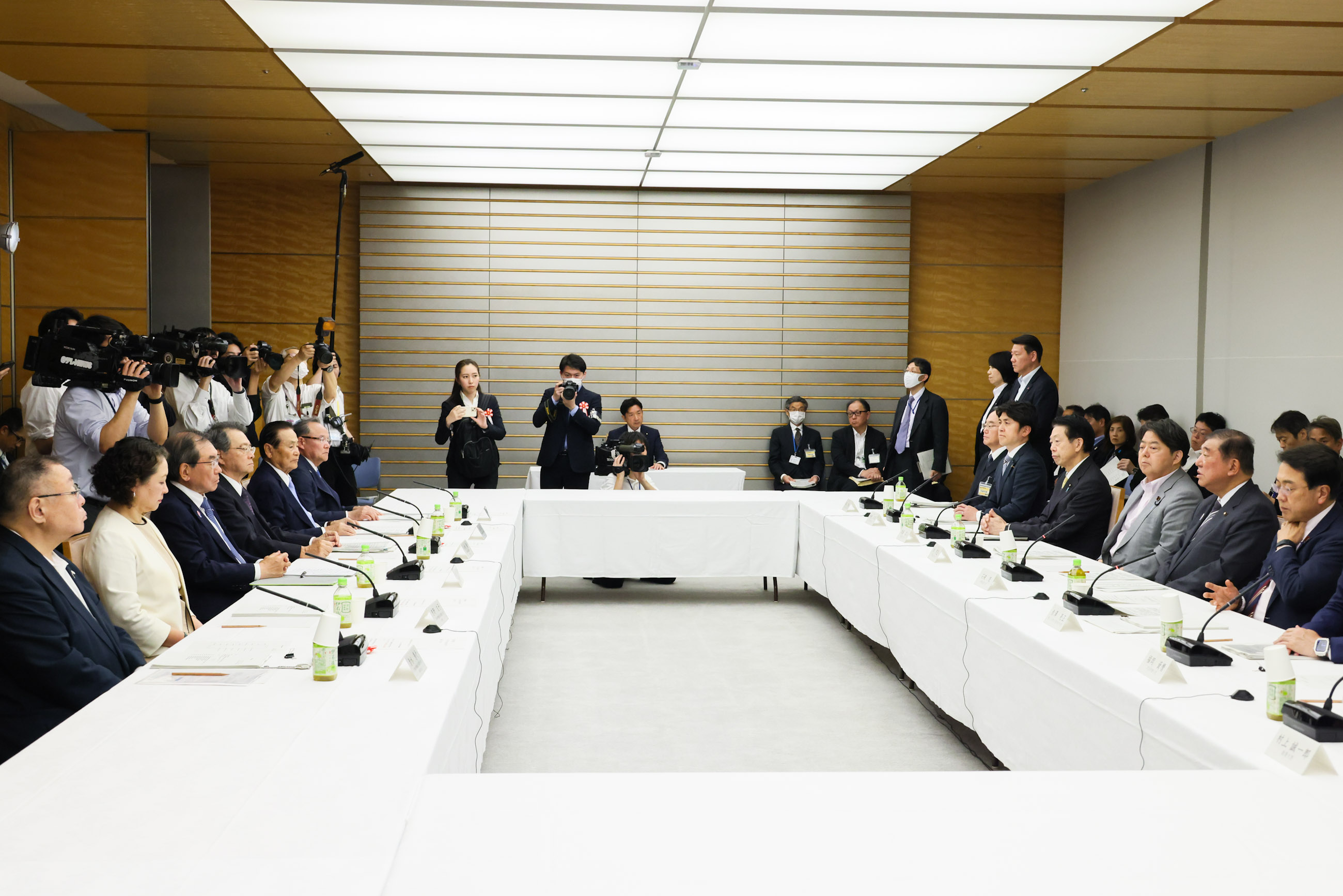 Prime Minister Ishiba wrapping up the meeting (4)