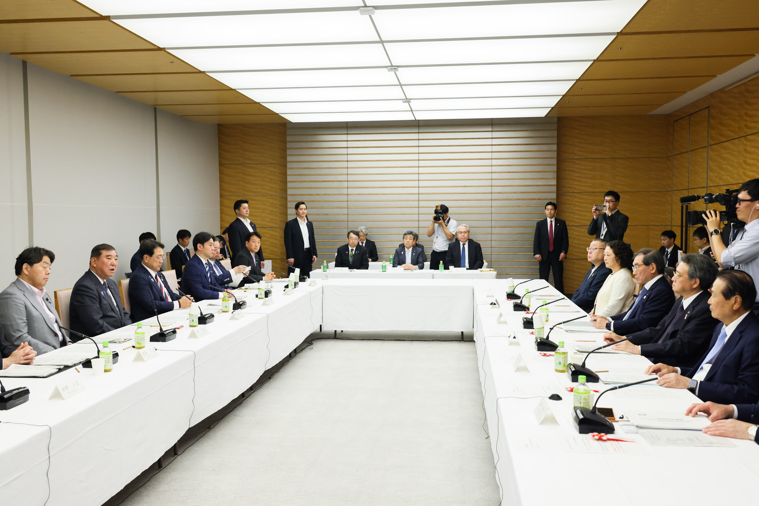 Prime Minister Ishiba wrapping up the meeting (5)