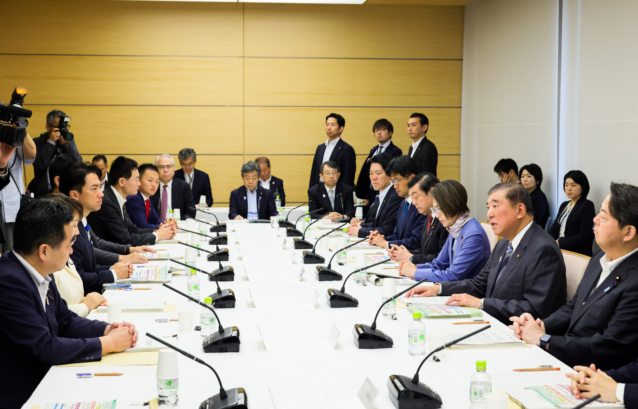 Prime Minister Ishiba wrapping up the meeting (2)