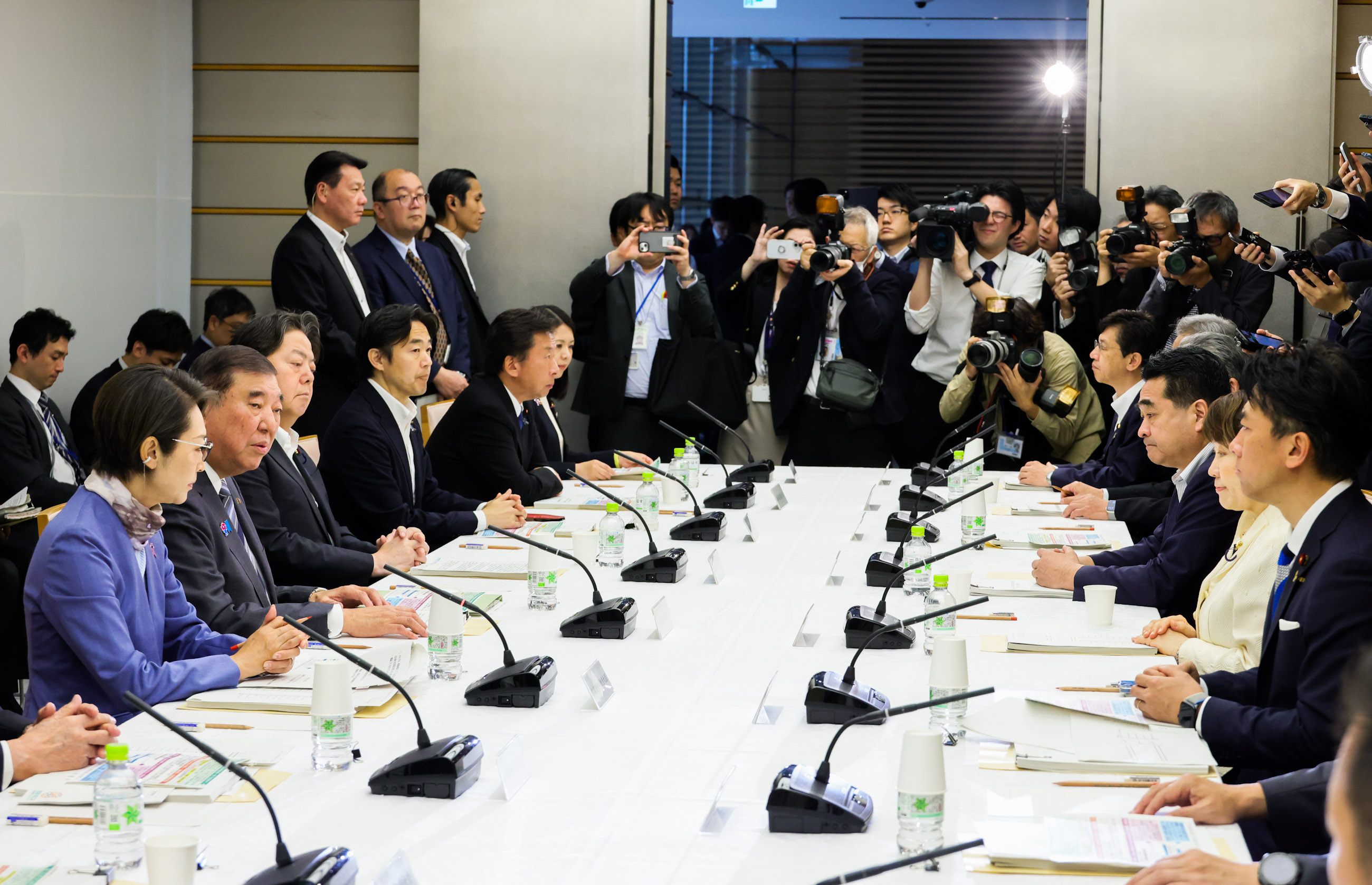 Prime Minister Ishiba wrapping up the meeting (3)