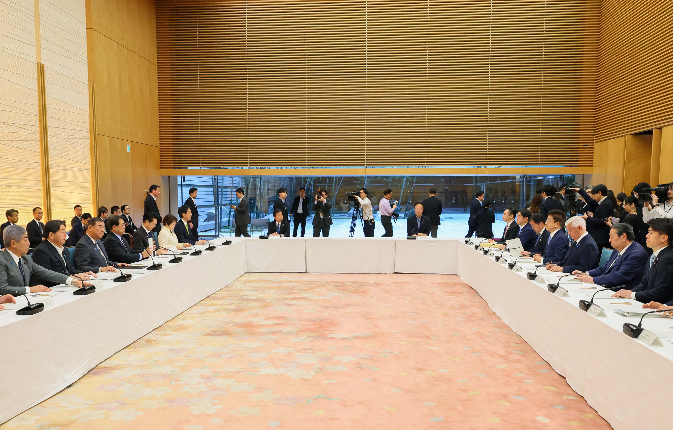 Prime Minister Ishiba wrapping up the meeting (2)