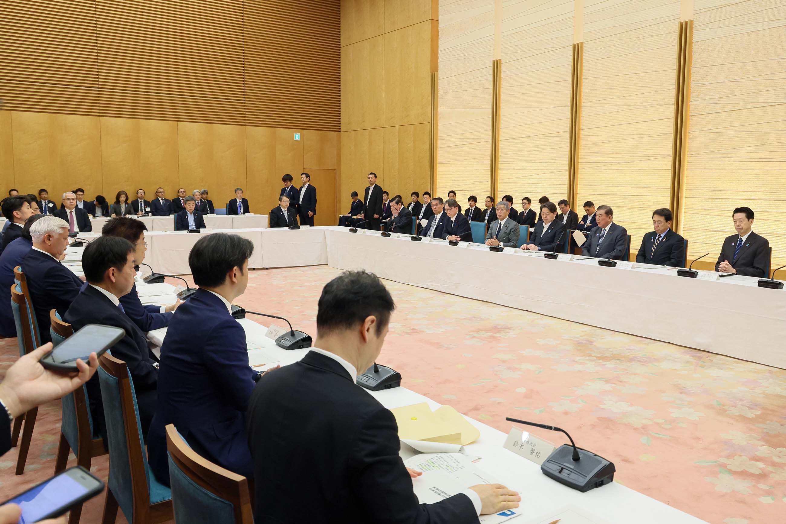Prime Minister Ishiba wrapping up the meeting (3)