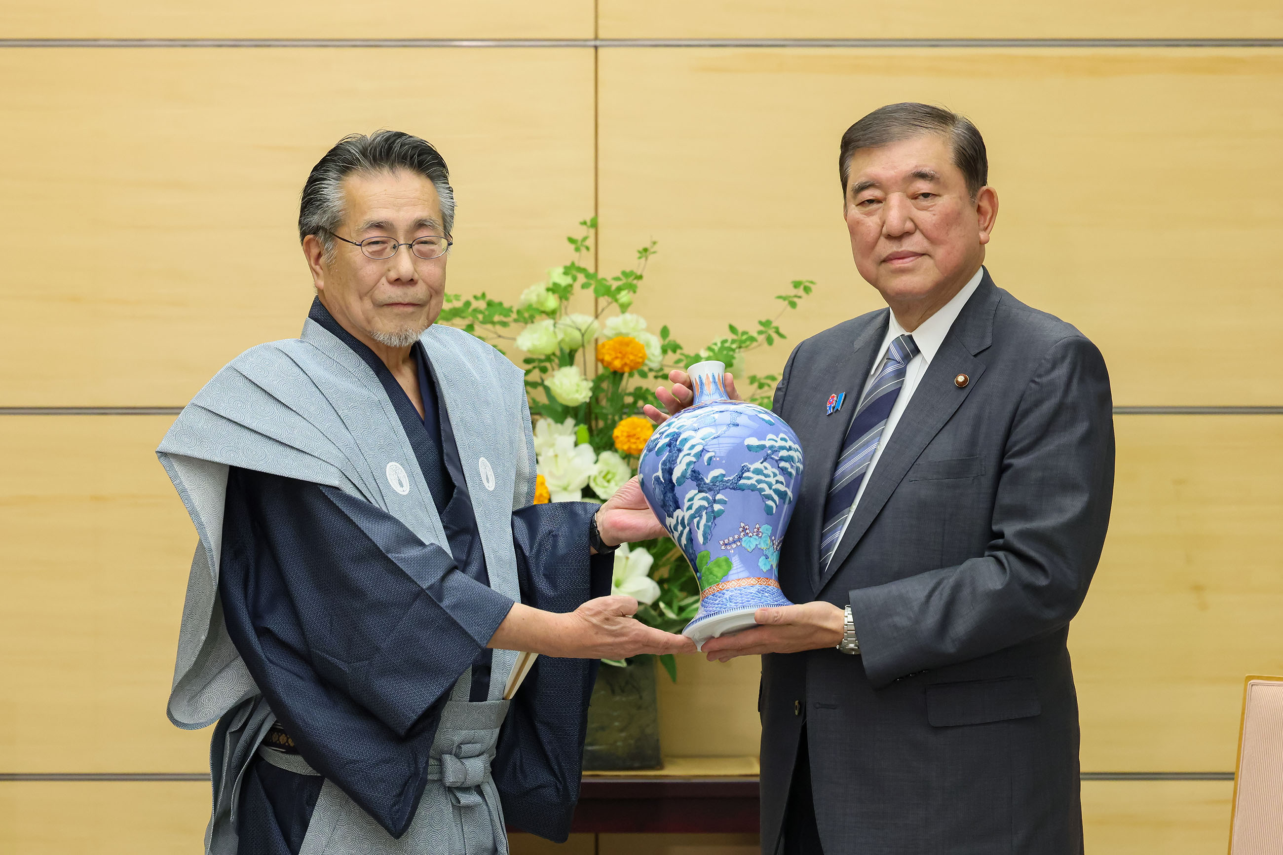 Prime Minister Ishiba attending the ceremony for the presentation of Nabeshima ware (2)