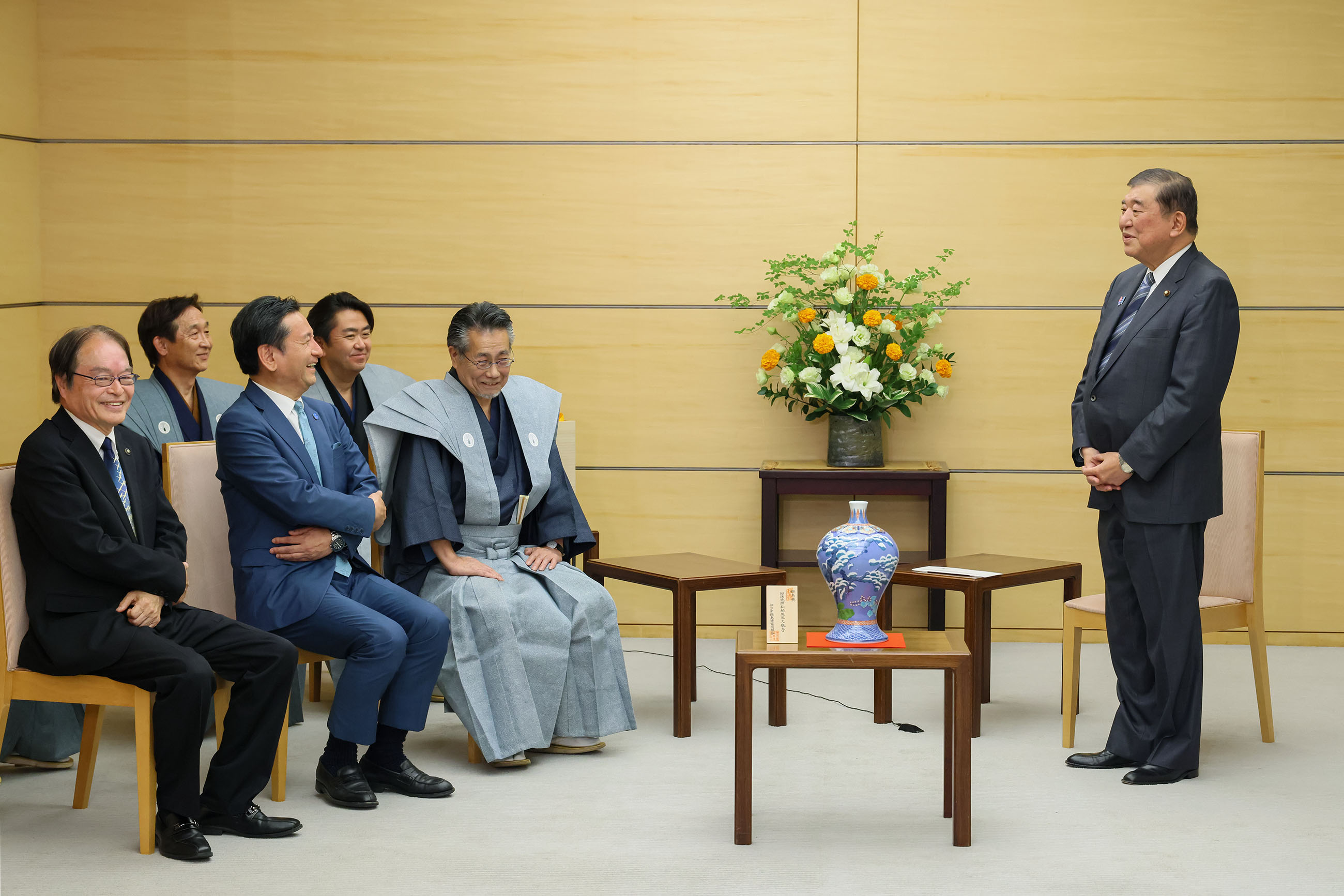 Prime Minister Ishiba attending the ceremony for the presentation of Nabeshima ware (4)