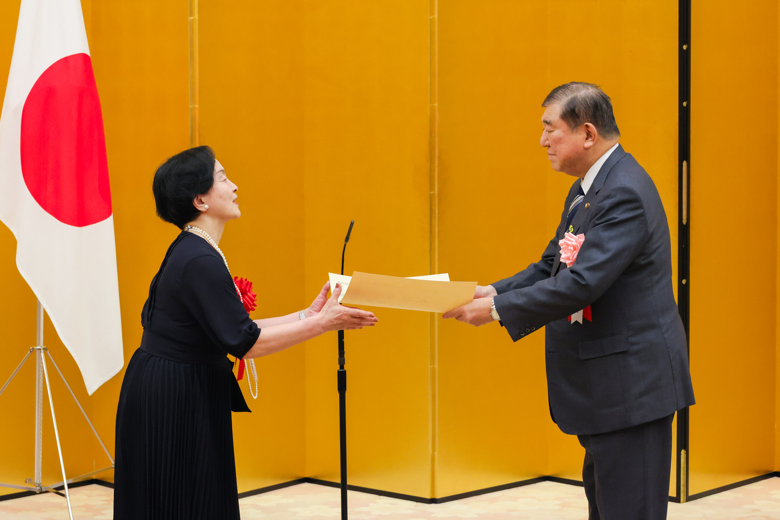 Prime Minister Ishiba presenting a certificate of award (1)