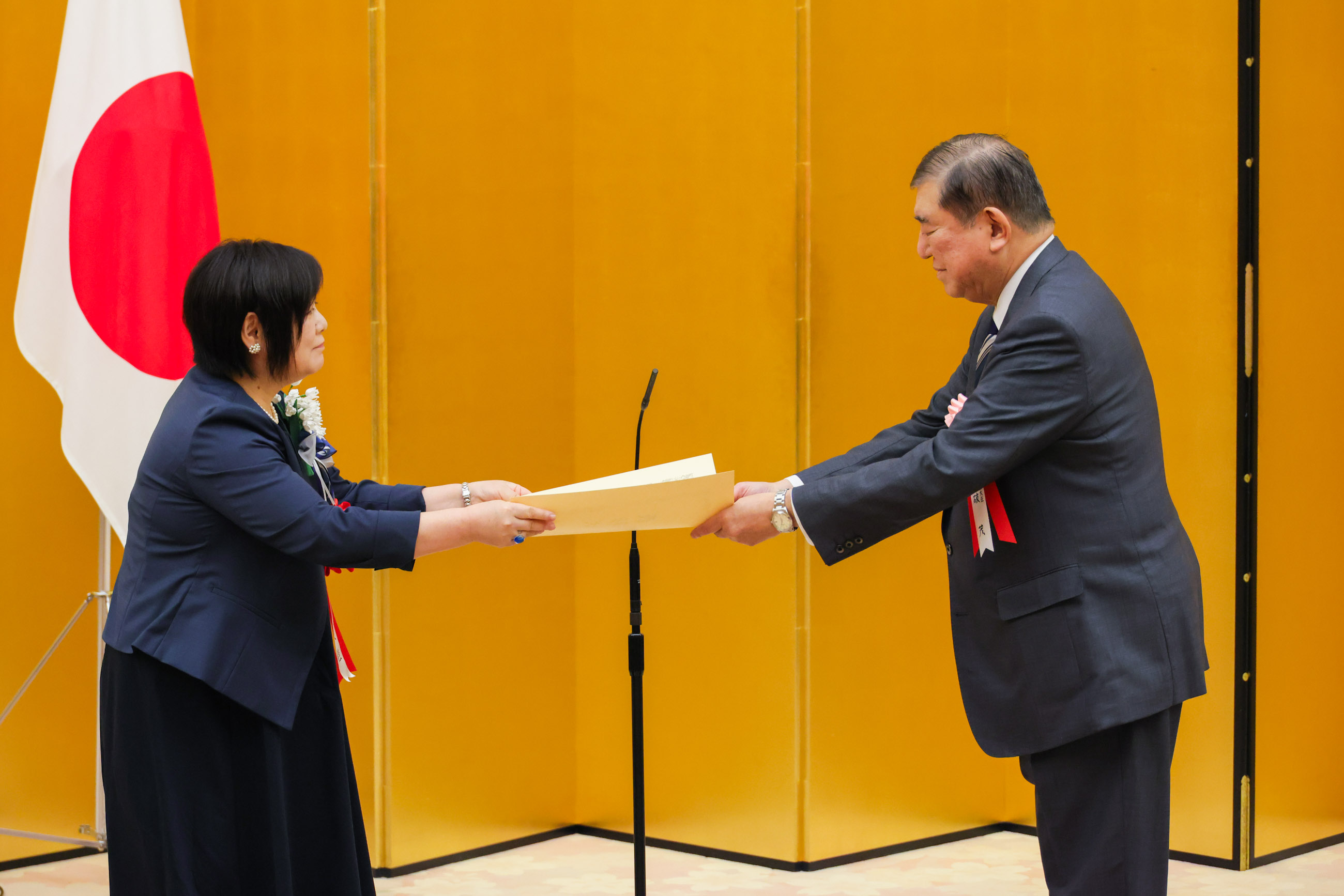 Prime Minister Ishiba presenting a certificate of award (2)