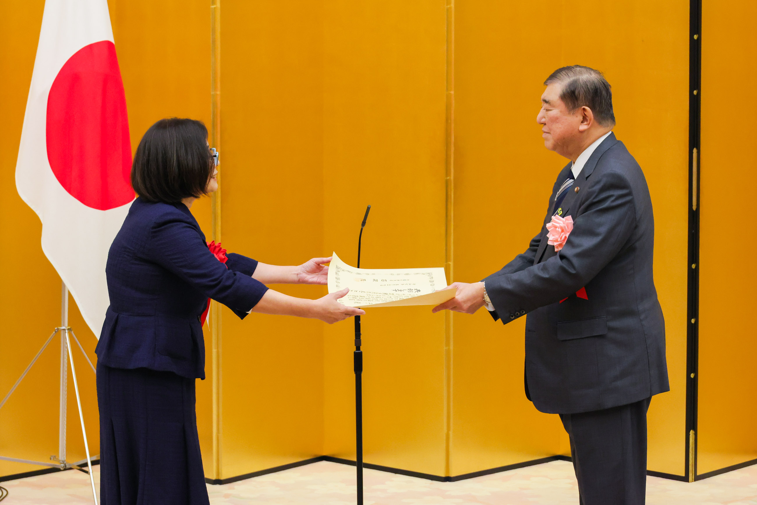 Prime Minister Ishiba presenting a certificate of award (3)