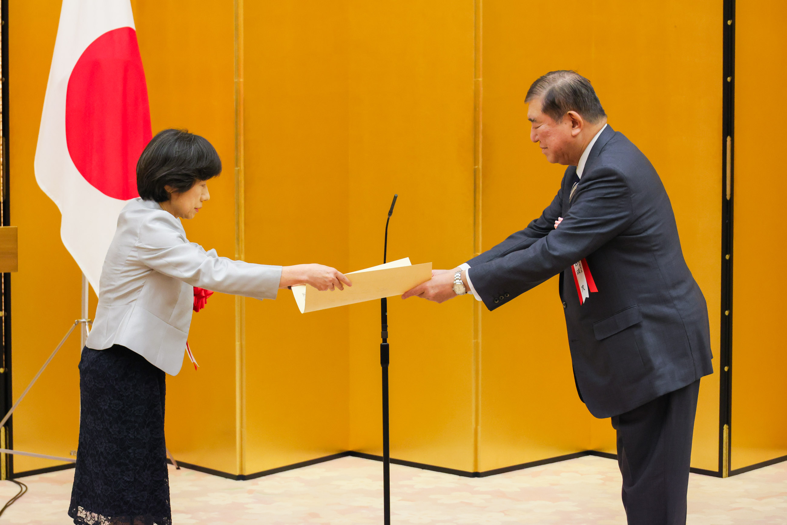 Prime Minister Ishiba presenting a certificate of award (4)