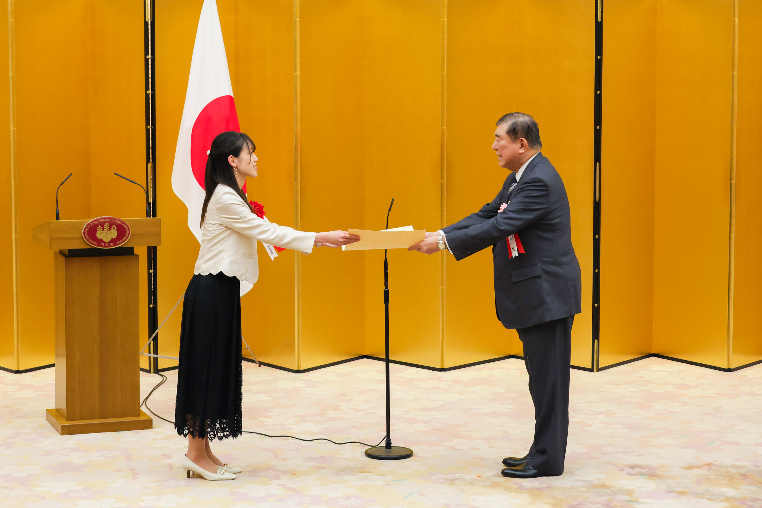 Prime Minister Ishiba presenting a certificate of award (5)