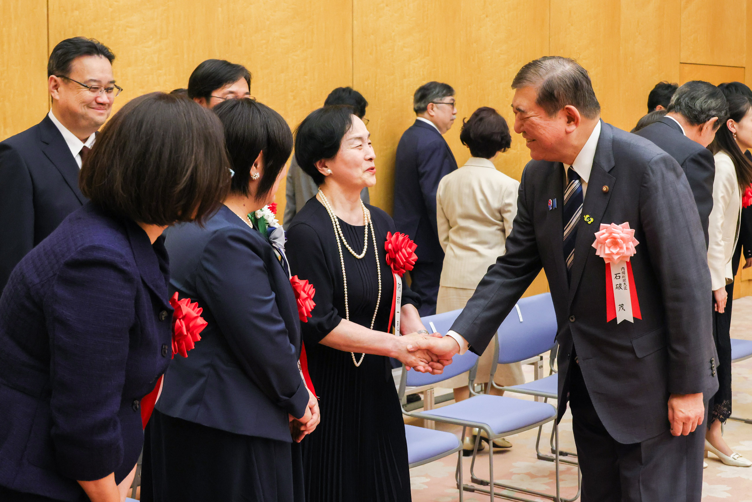Prime Minister Ishiba conversing with the award recipients