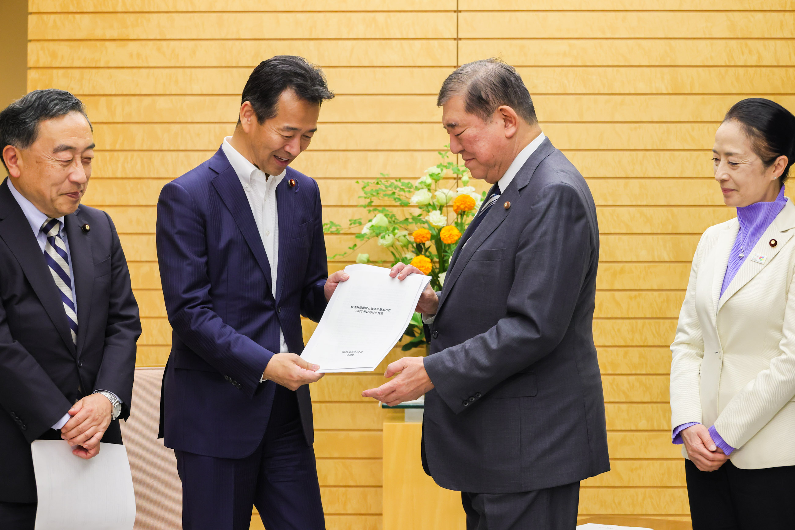 Prime Minister Ishiba receiving a proposal (2)