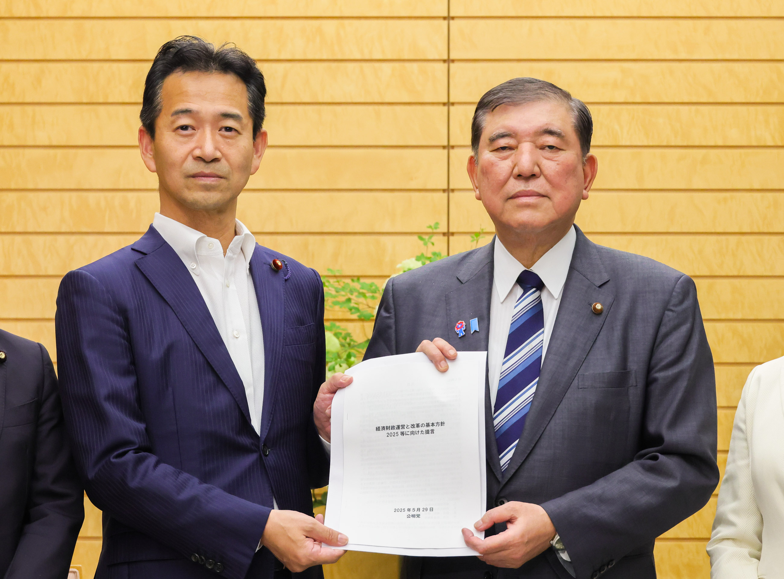 Prime Minister Ishiba receiving a proposal (3)