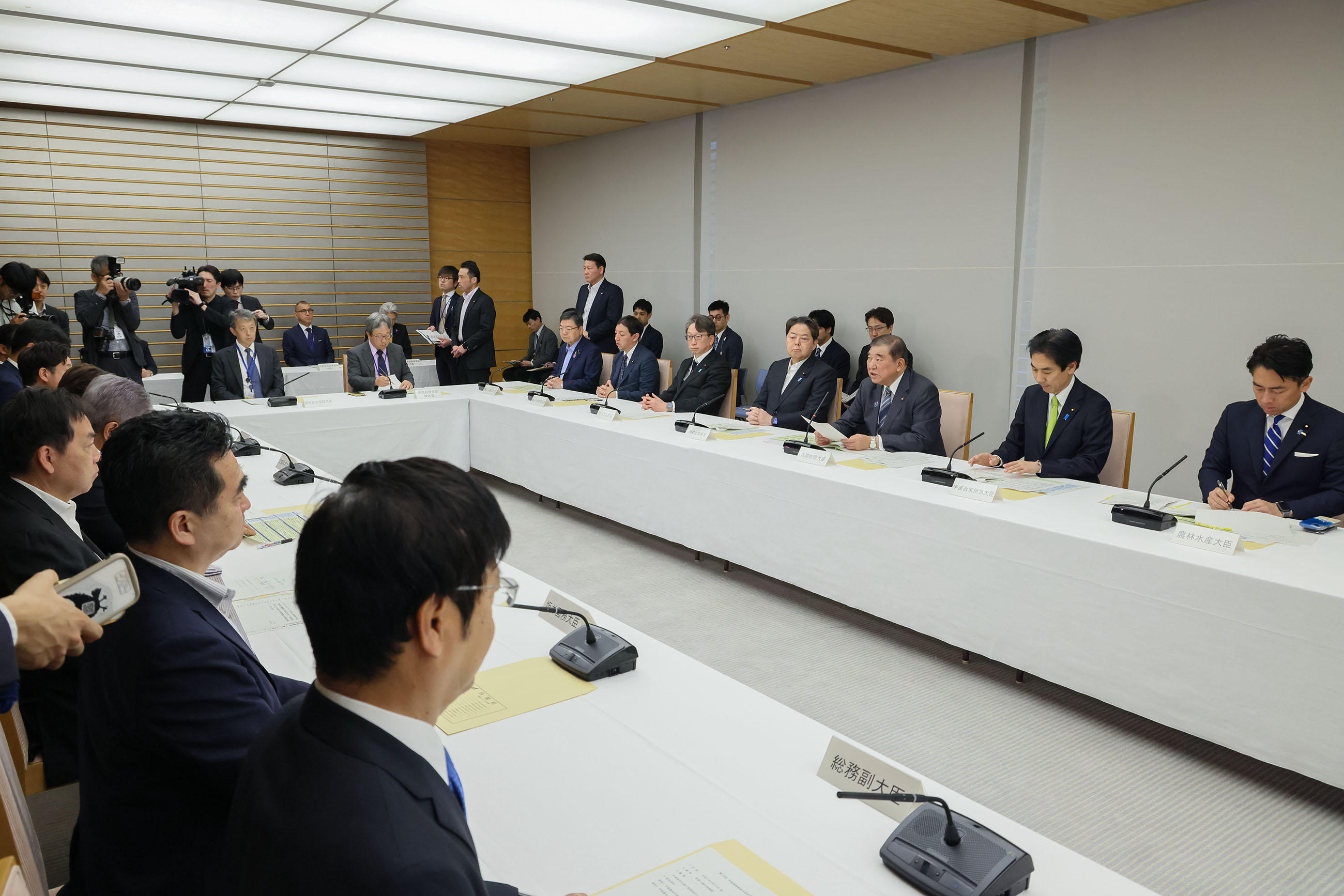 Prime Minister Ishiba wrapping up the meeting (3)