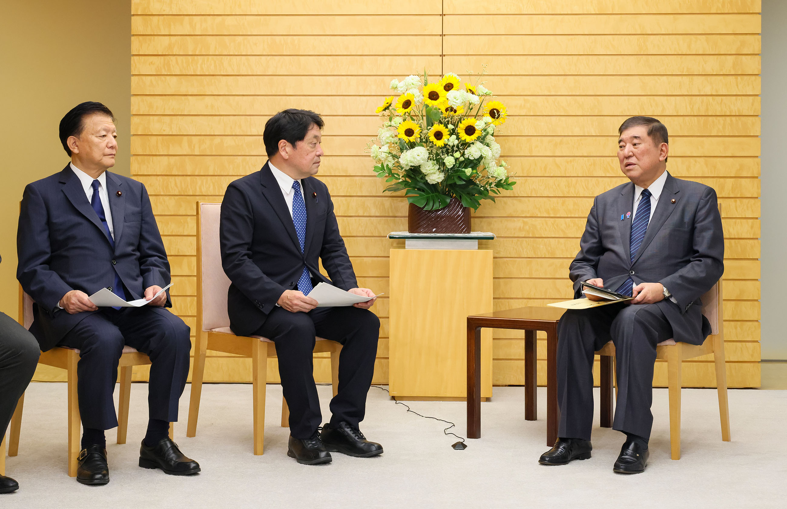 Prime Minister Ishiba receiving a proposal (2)