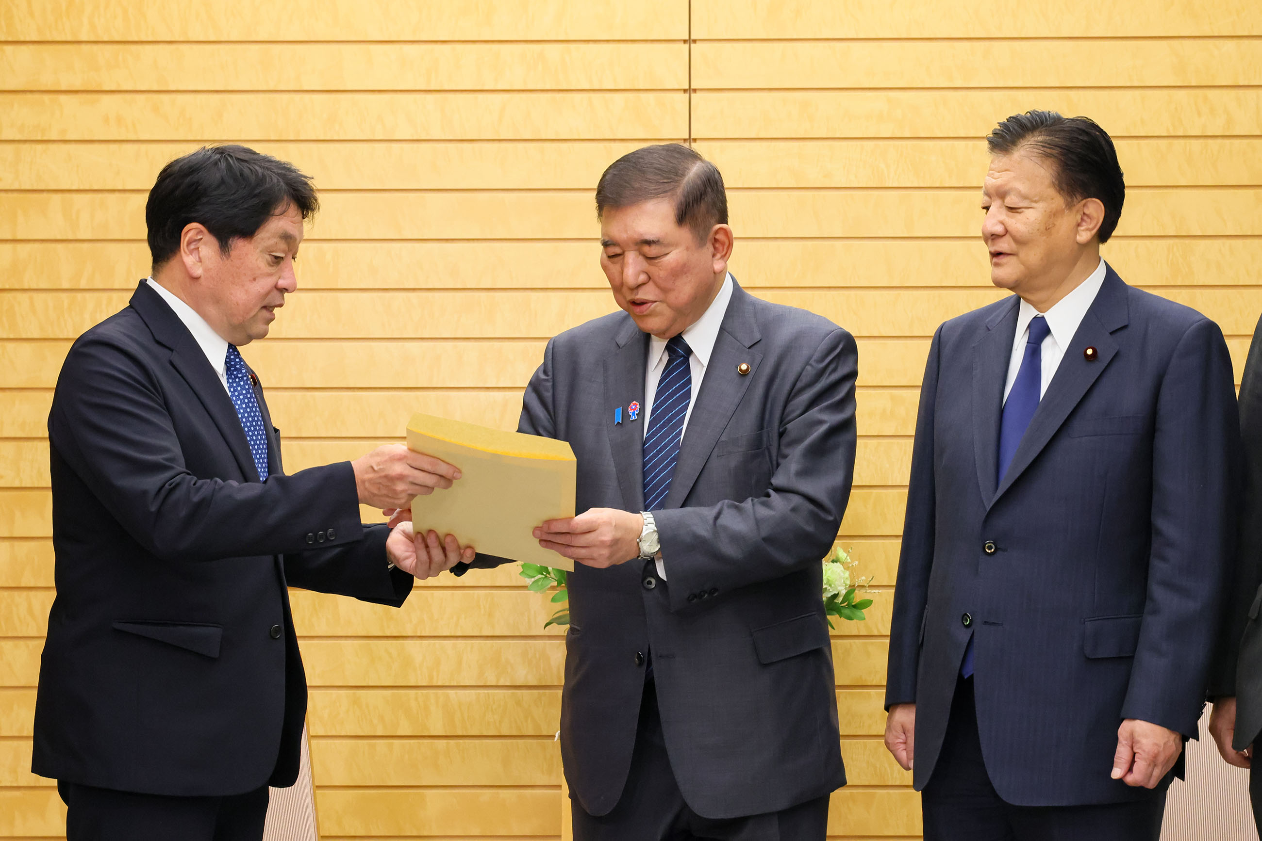 Prime Minister Ishiba receiving a proposal (3)
