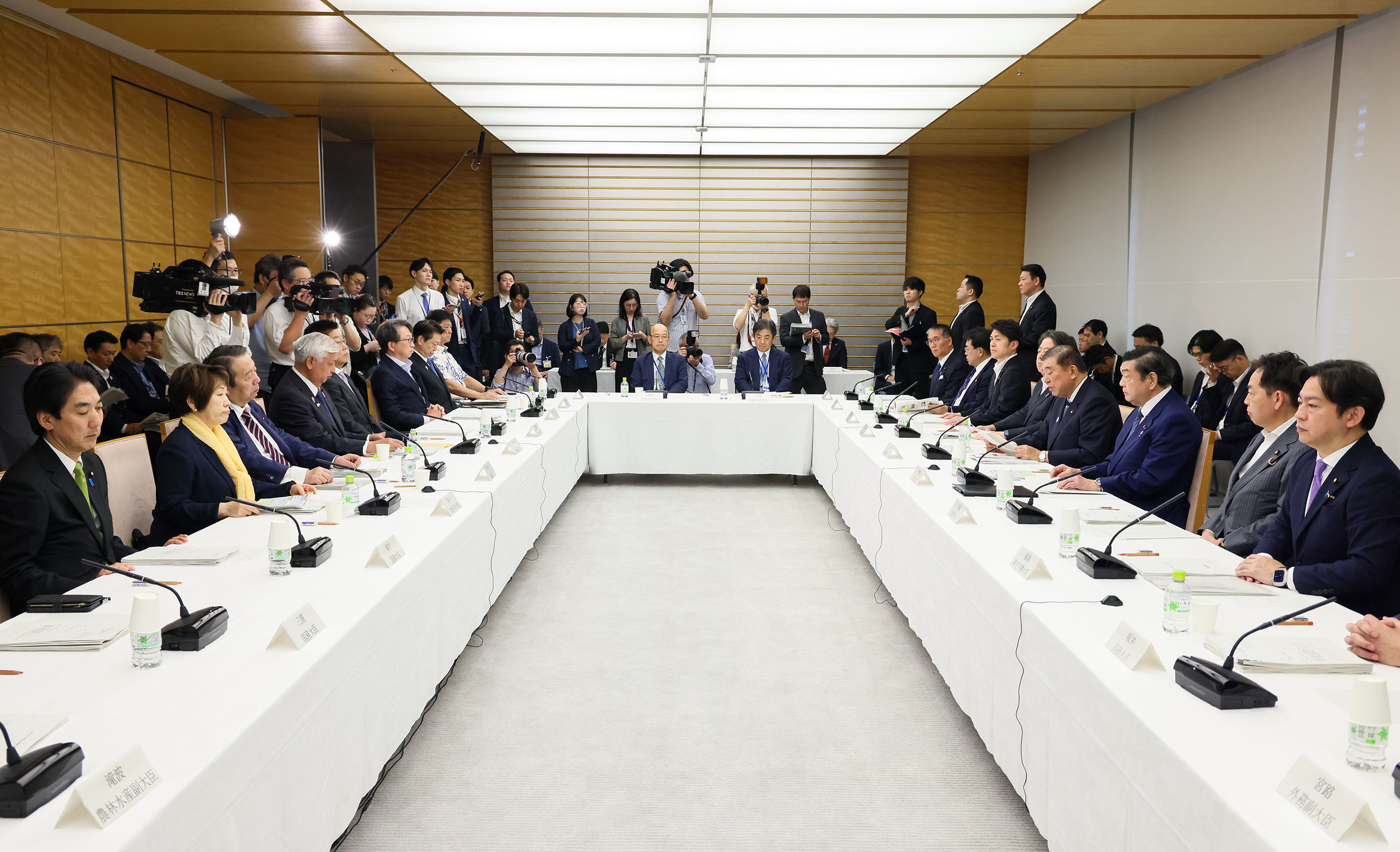 Prime Minister Ishiba wrapping up the meeting (3)