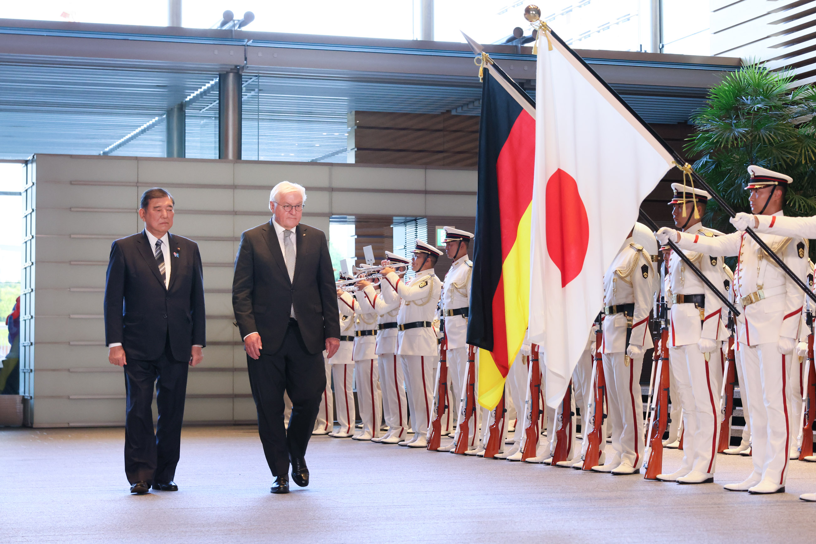 Salute and guard of honor ceremony (4)