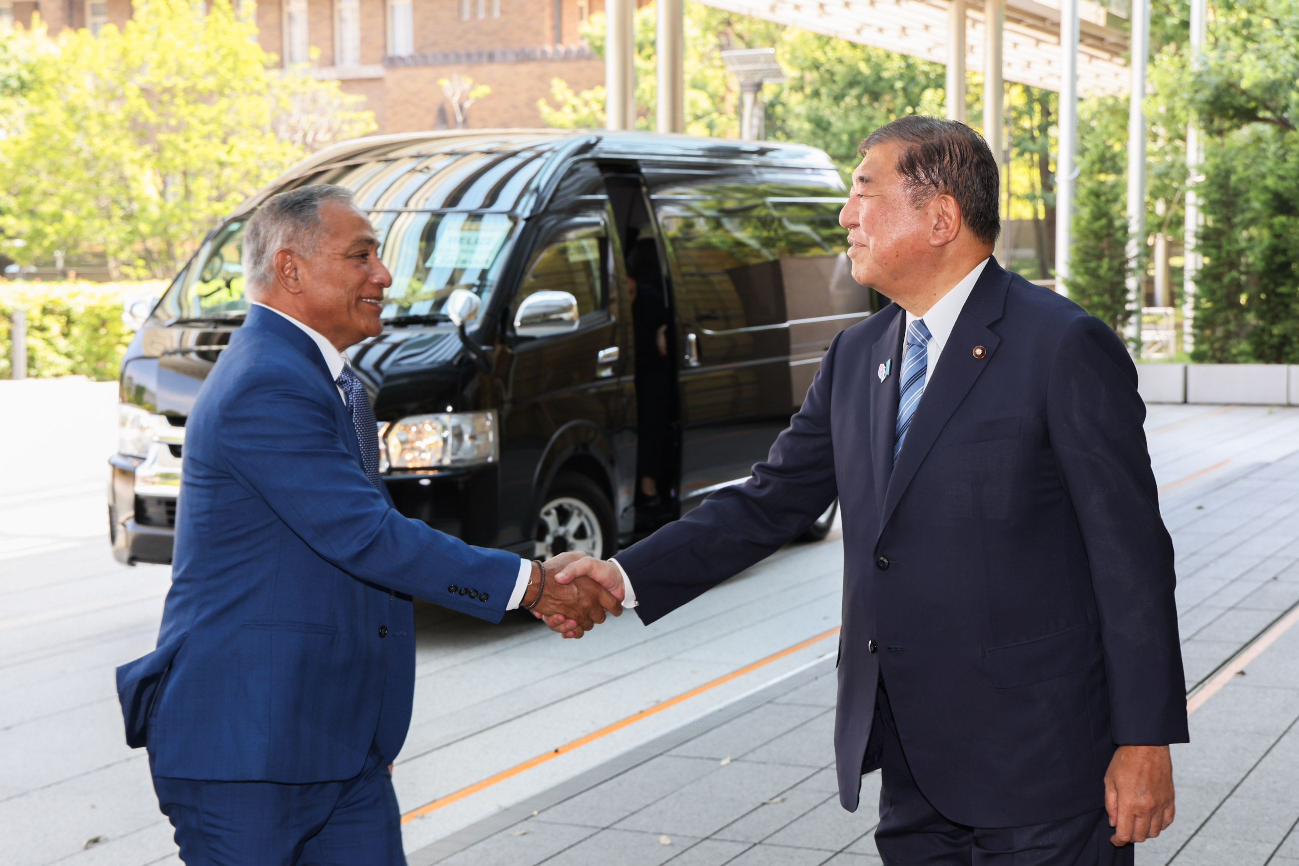 Prime Minister Ishiba welcoming Prime Minister Briceño