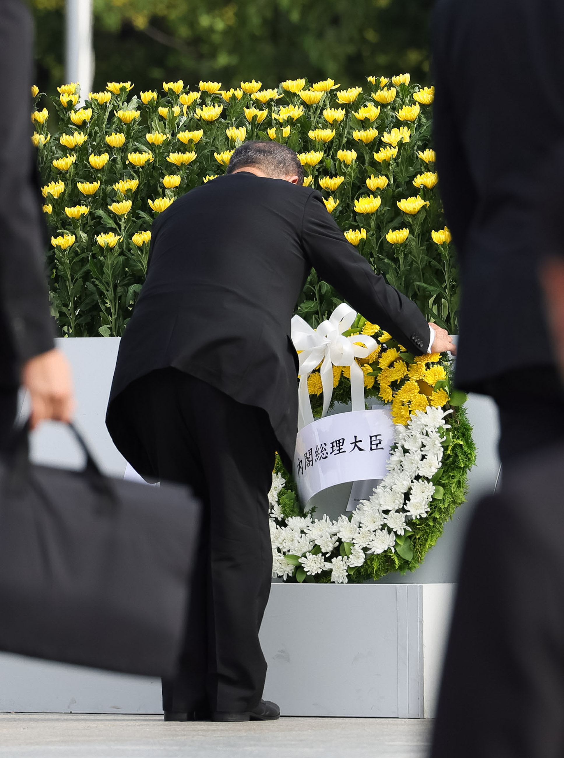 Prime Minister Ishiba laying a wreath (1)