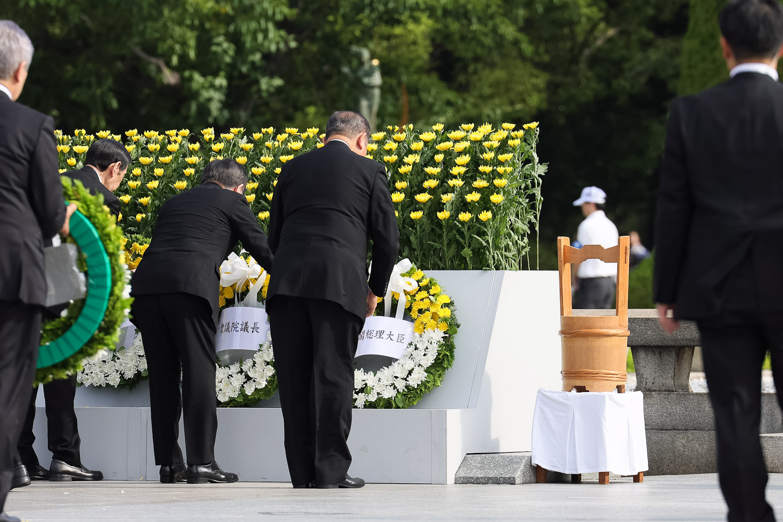 Prime Minister Ishiba laying a wreath (2)