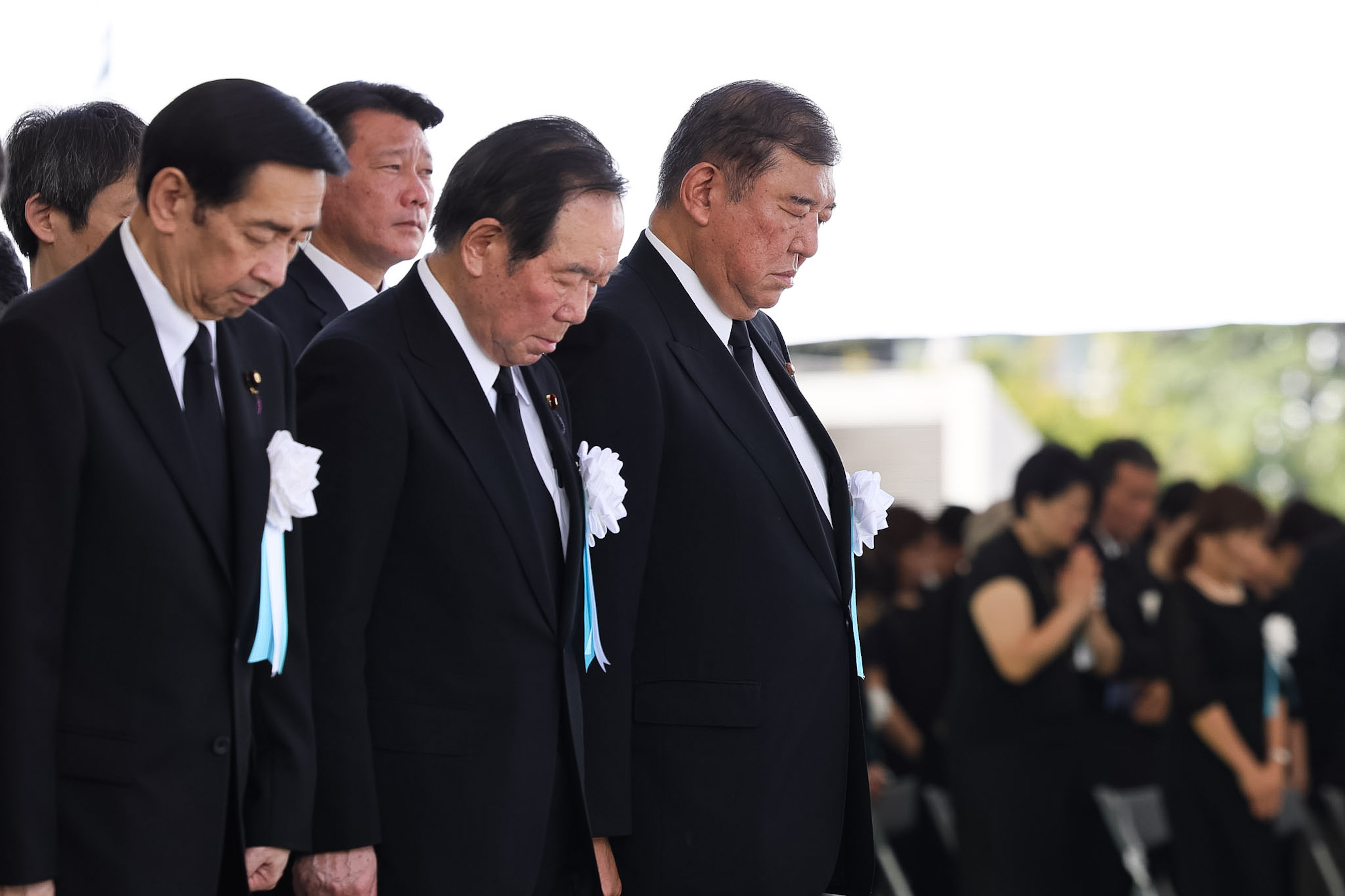 Prime Minister Ishiba offering a silent prayer (1)