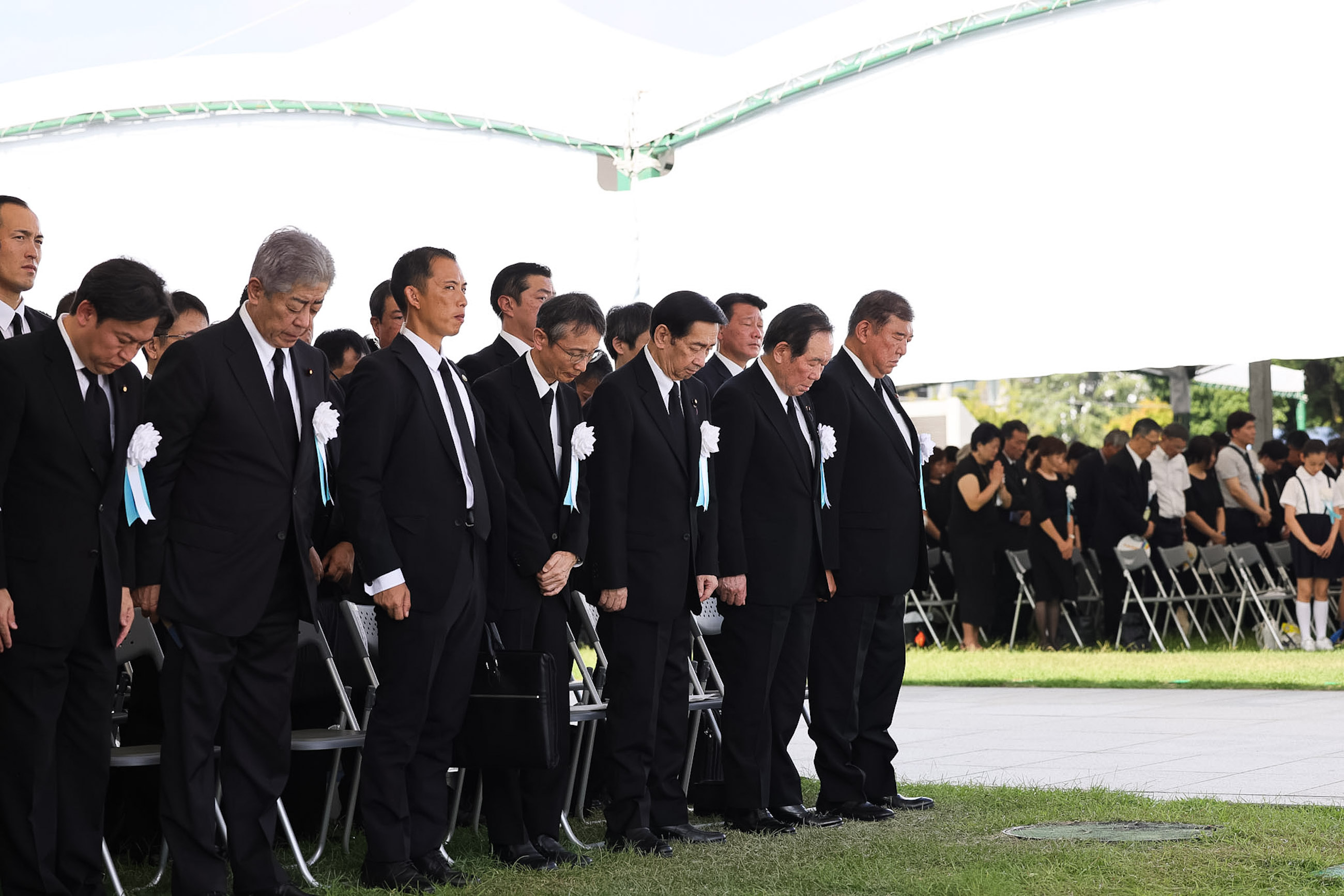 Prime Minister Ishiba offering a silent prayer (2)