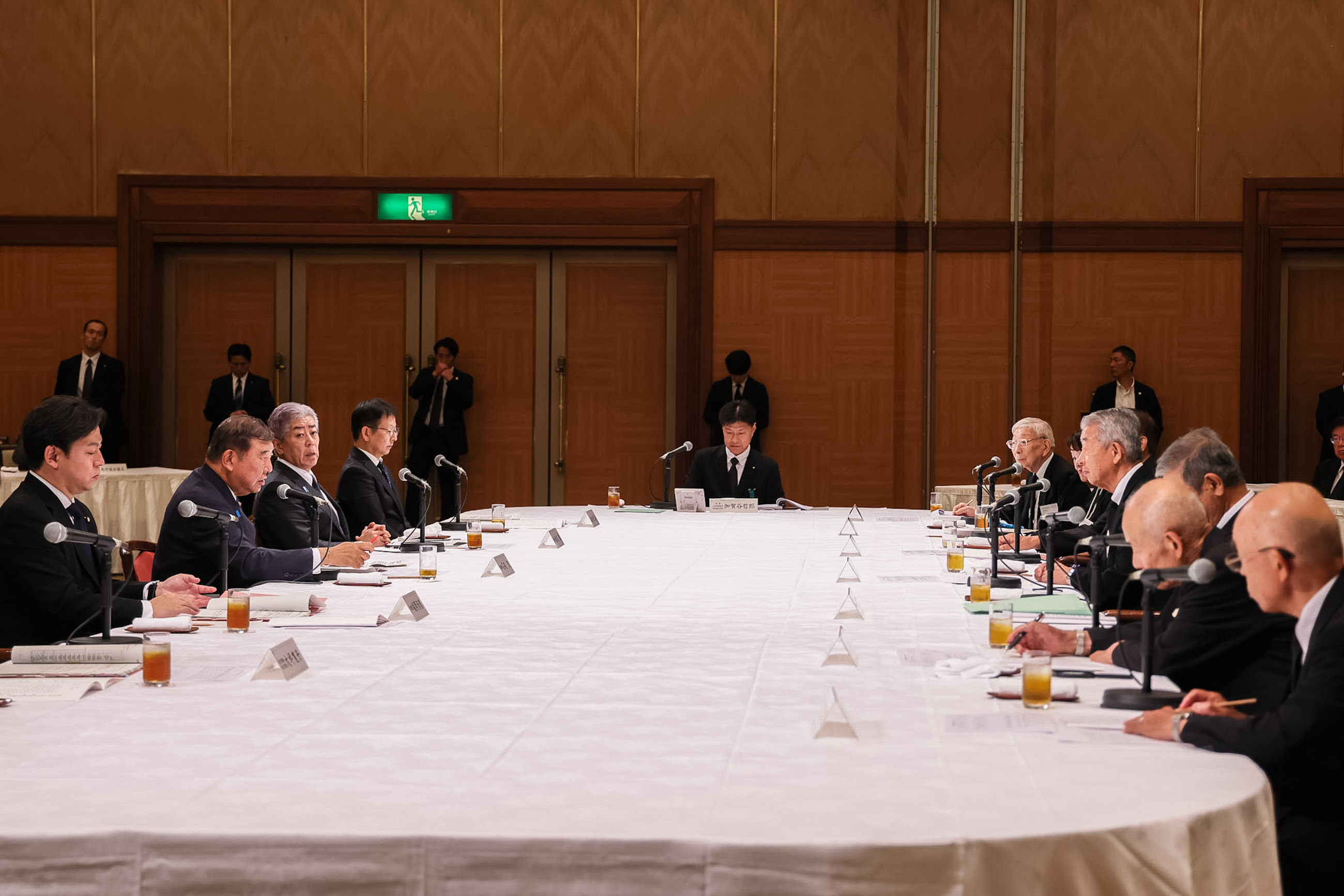Prime Minister Ishiba listening to requests from representatives of atomic bomb survivors (4)