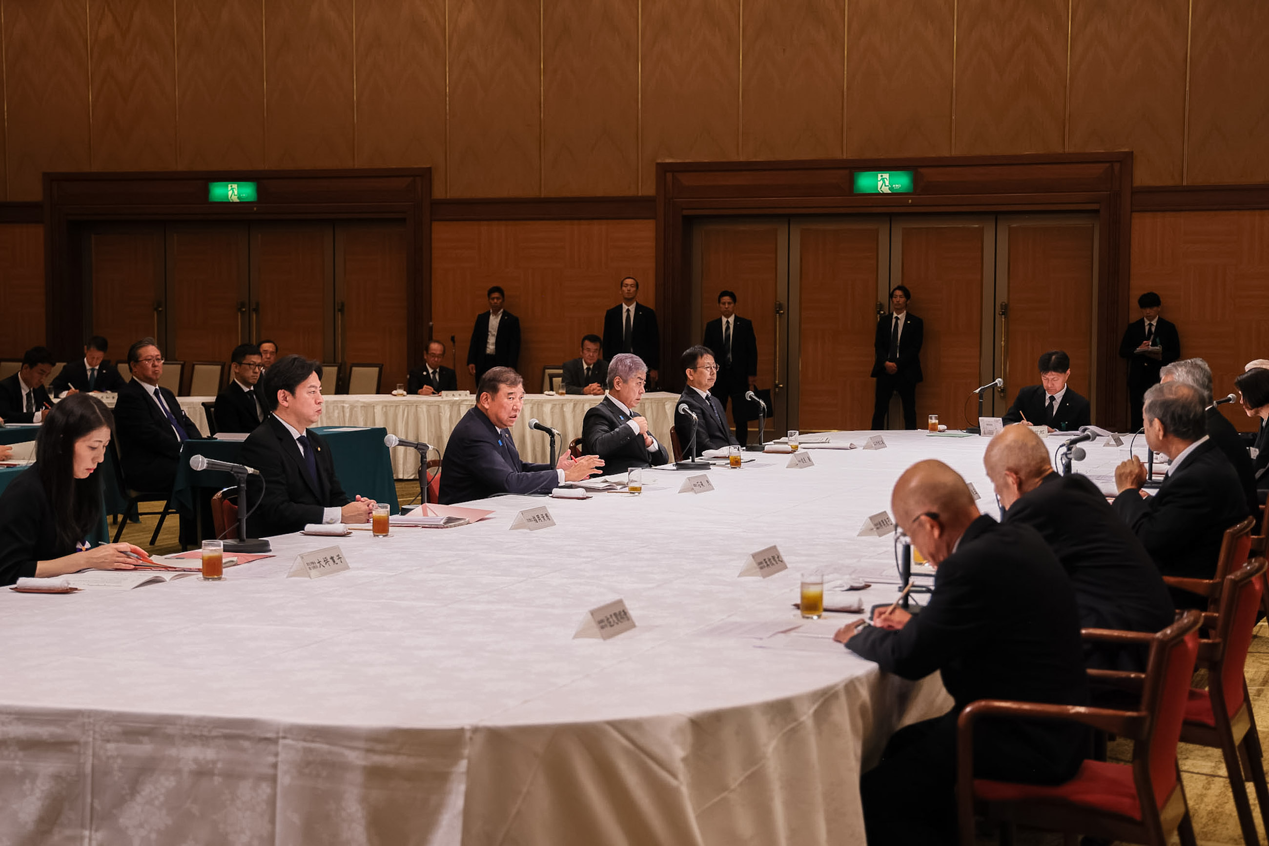 Prime Minister Ishiba listening to requests from representatives of atomic bomb survivors (6)