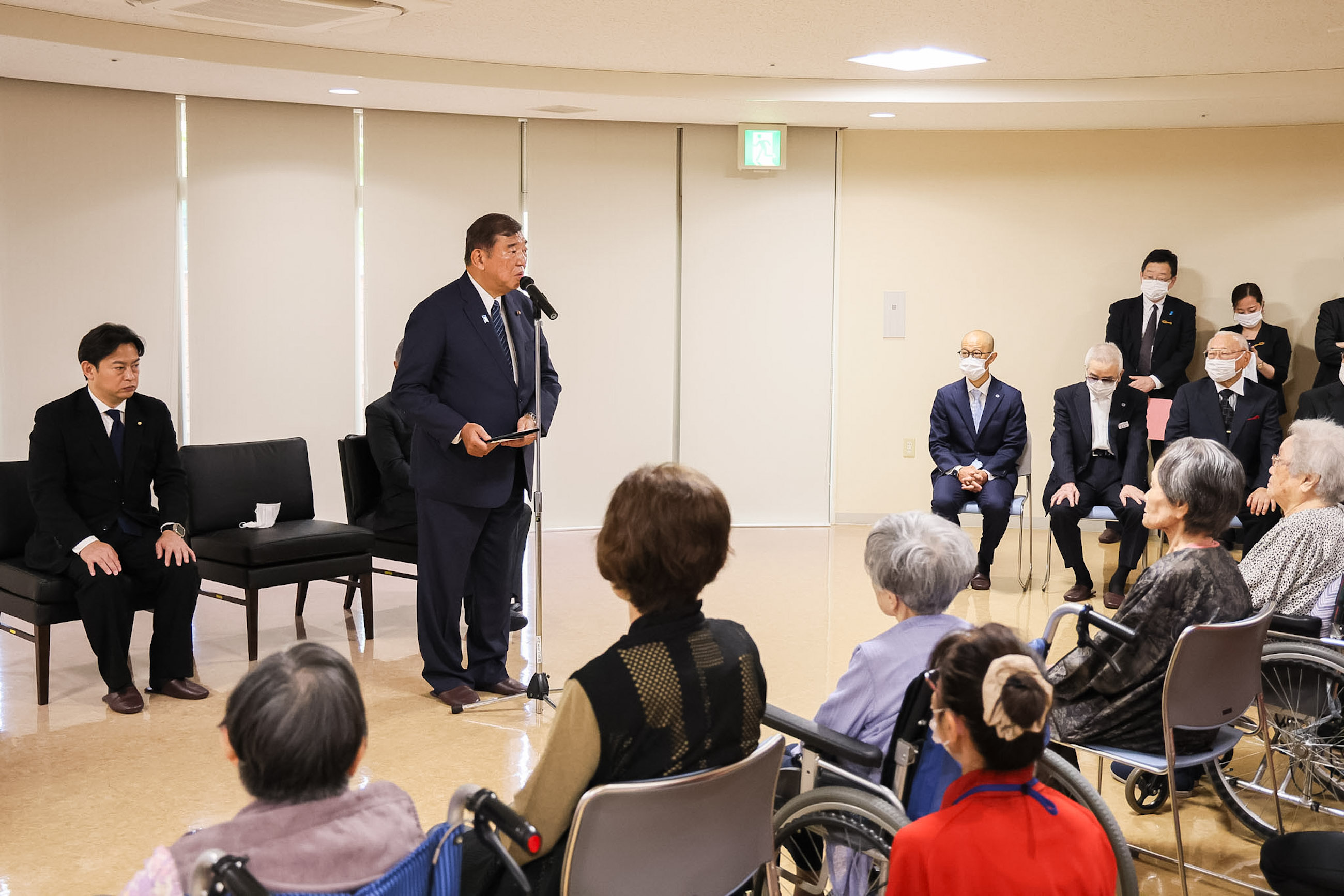 Prime Minister Ishiba visiting residents in a nursing home for atomic bomb survivors (1)