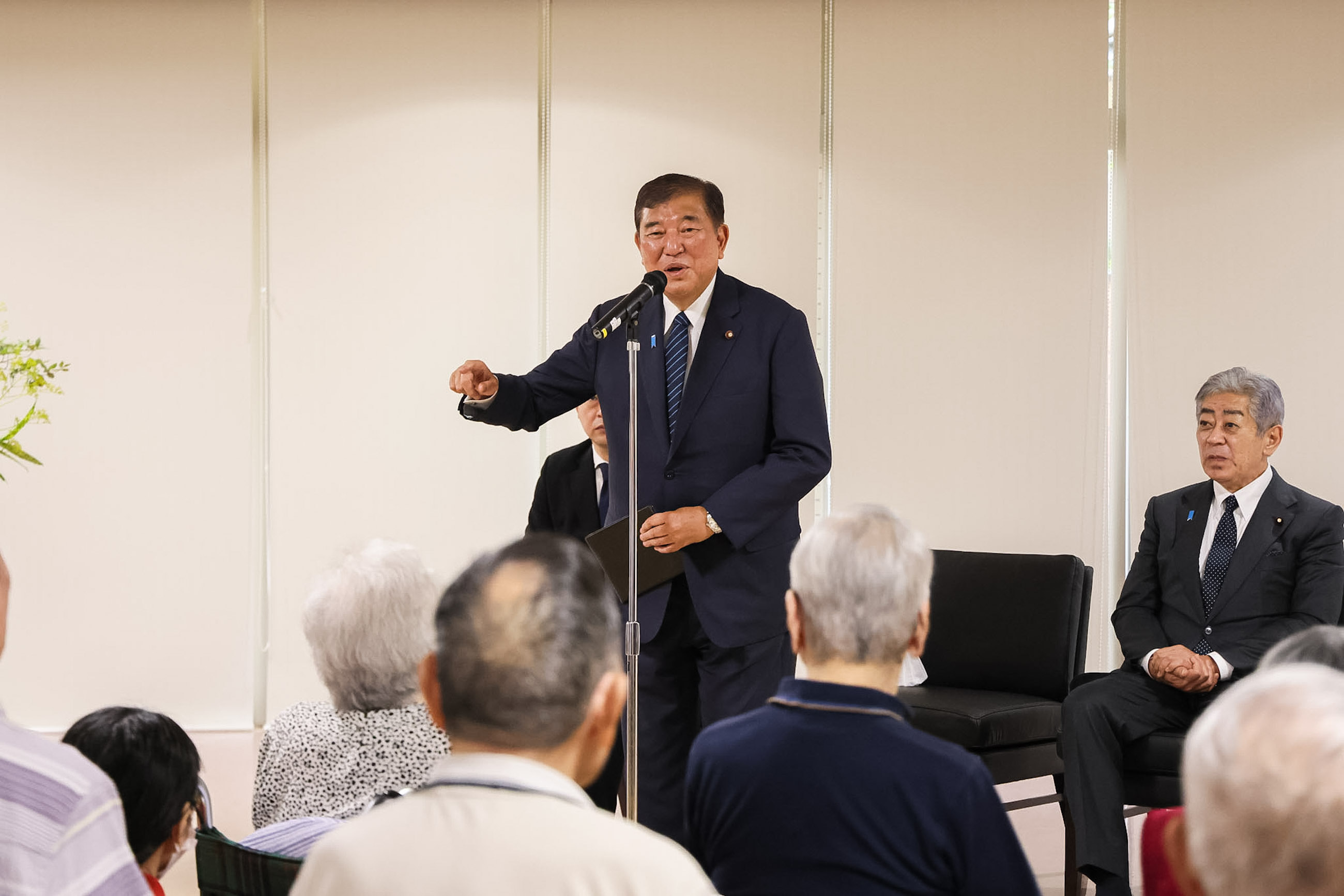 Prime Minister Ishiba visiting residents in a nursing home for atomic bomb survivors (2)