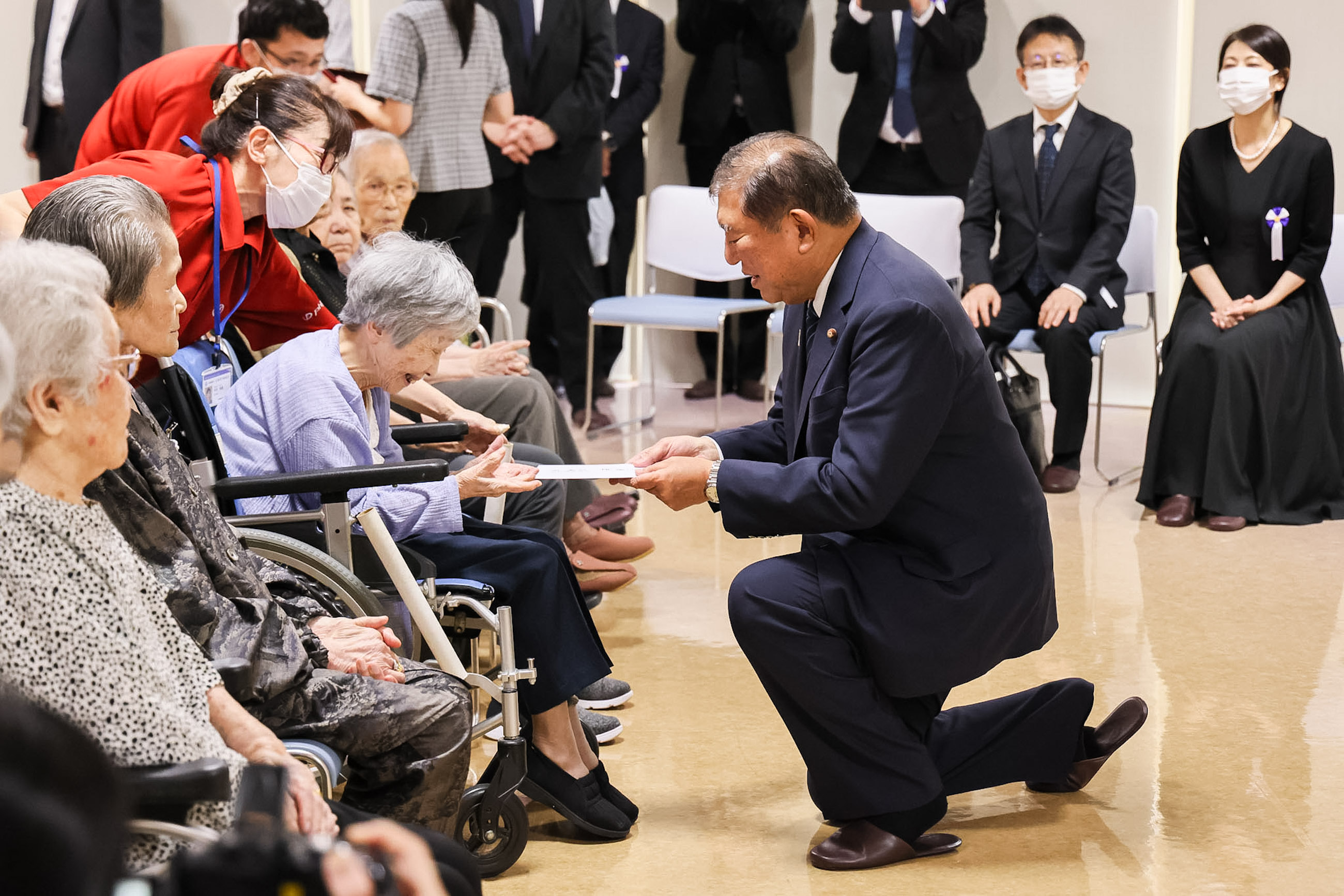 Prime Minister Ishiba visiting residents in a nursing home for atomic bomb survivors (3)