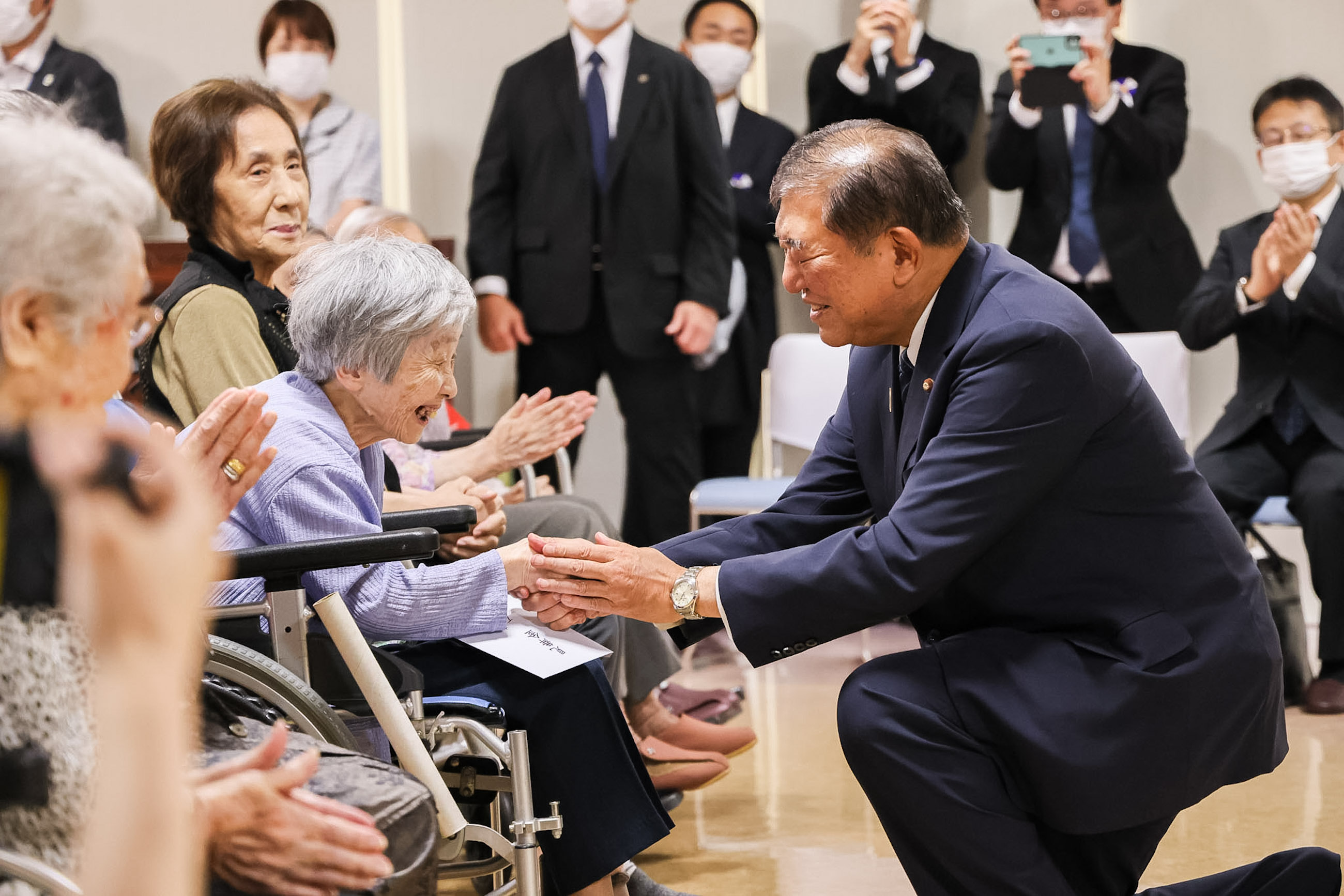 Prime Minister Ishiba visiting residents in a nursing home for atomic bomb survivors (4)