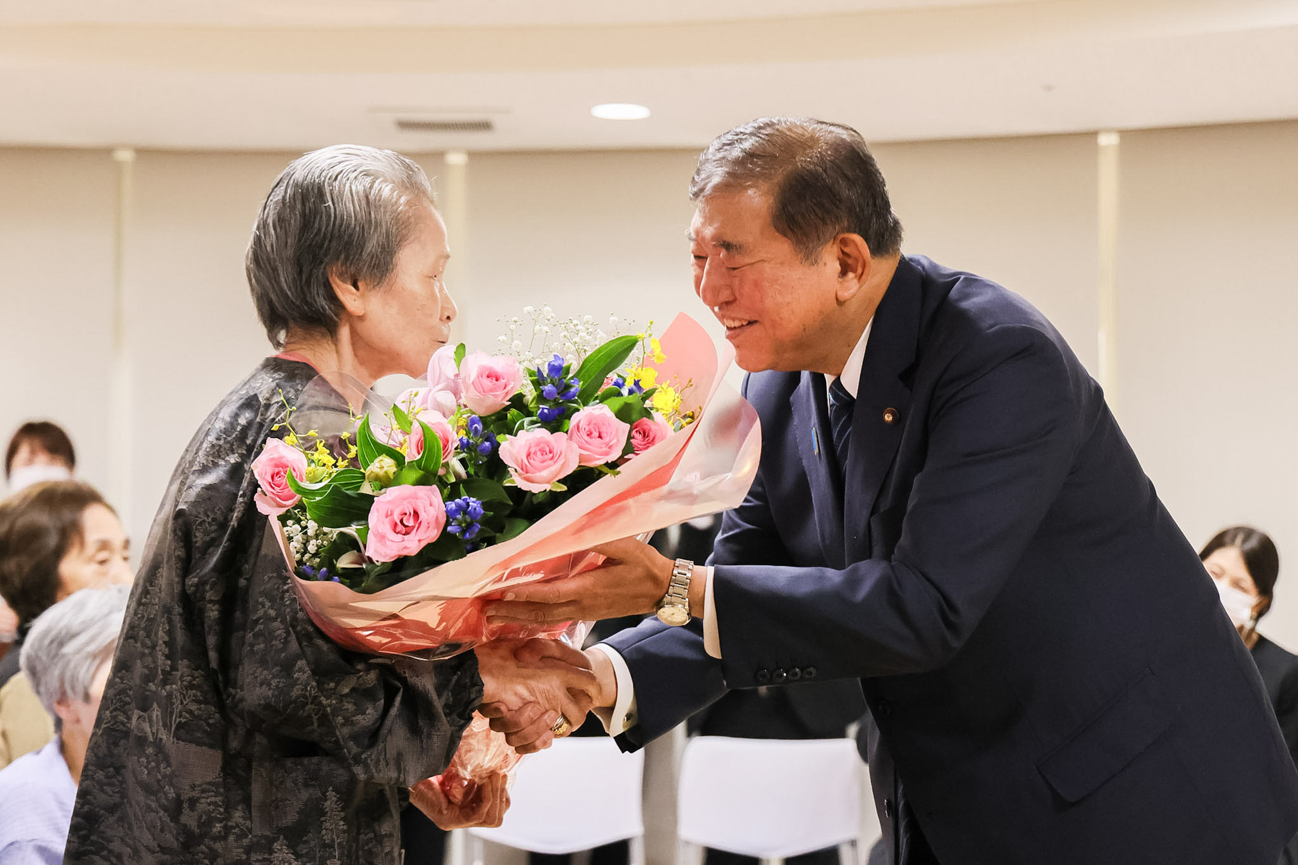 Prime Minister Ishiba visiting residents in a nursing home for atomic bomb survivors (5)