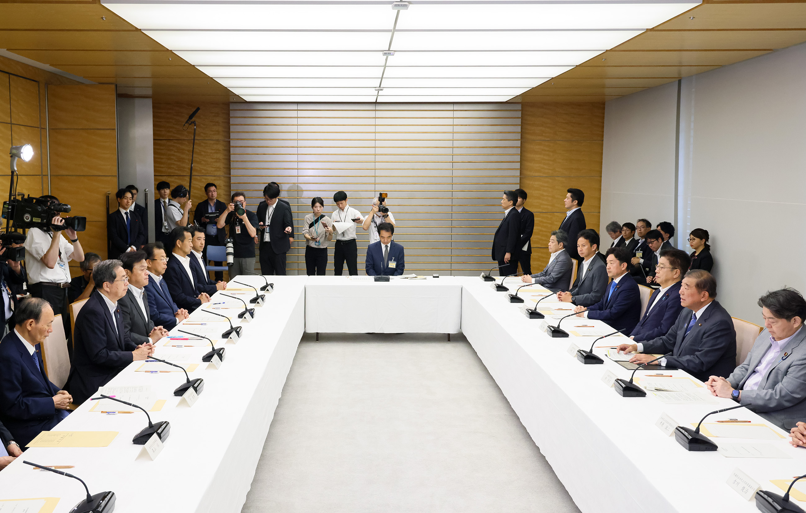 Prime Minister Ishiba wrapping up the meeting (2)