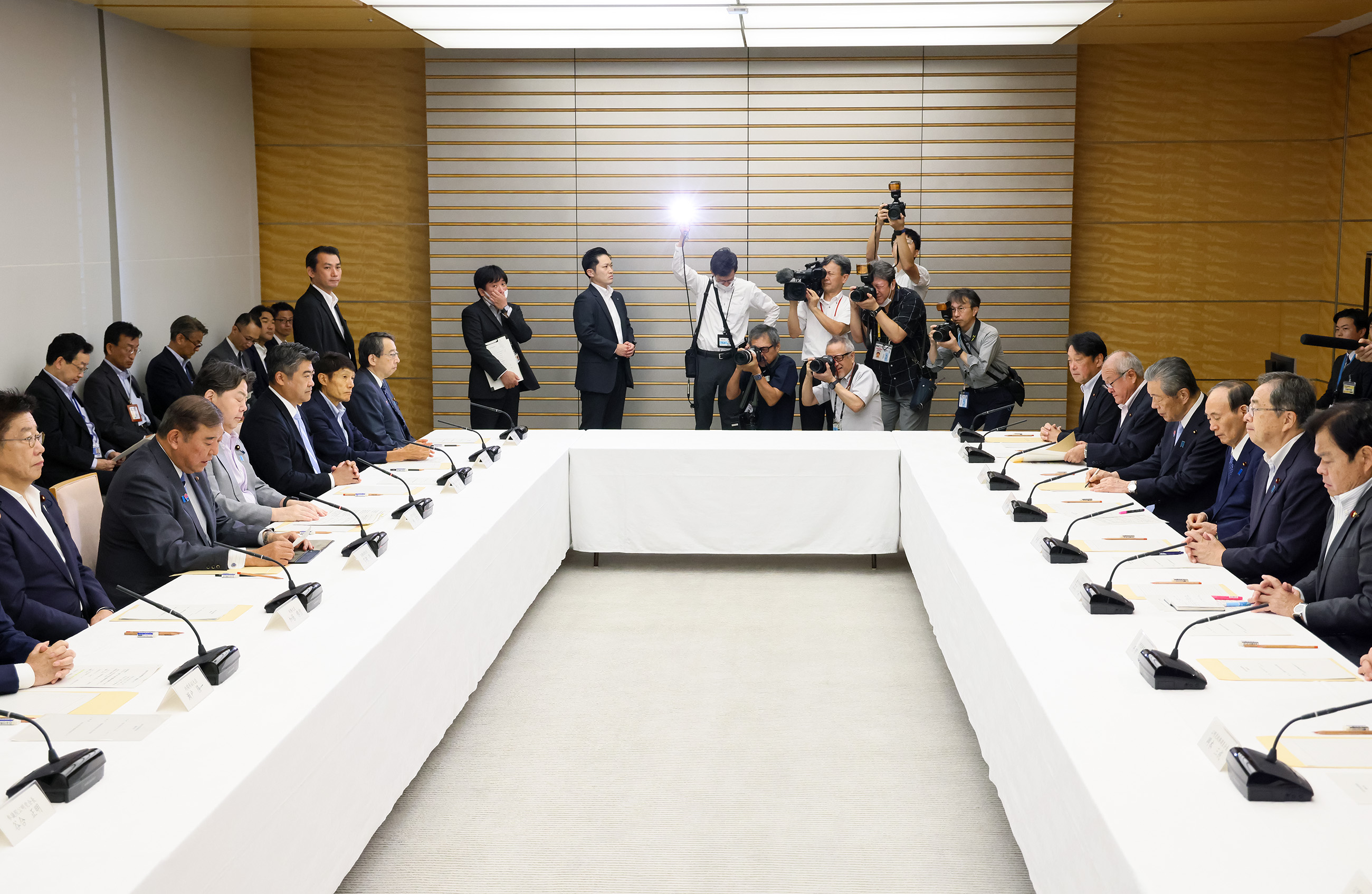 Prime Minister Ishiba wrapping up the meeting (4)
