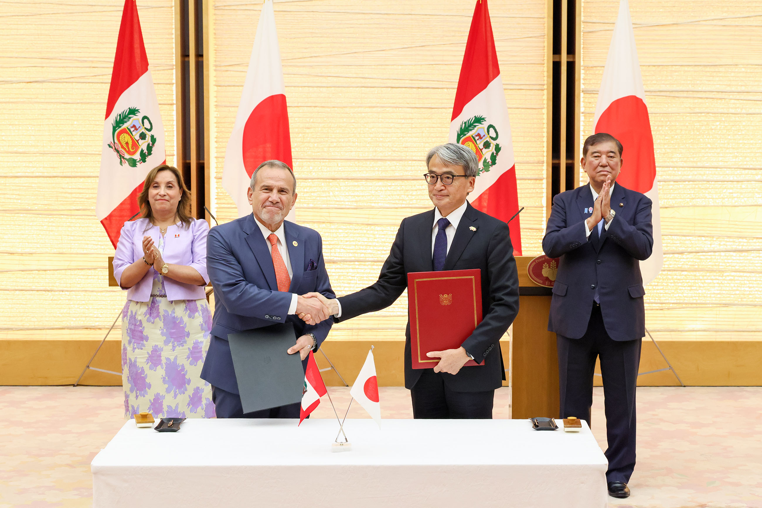 Signing Ceremony (4)