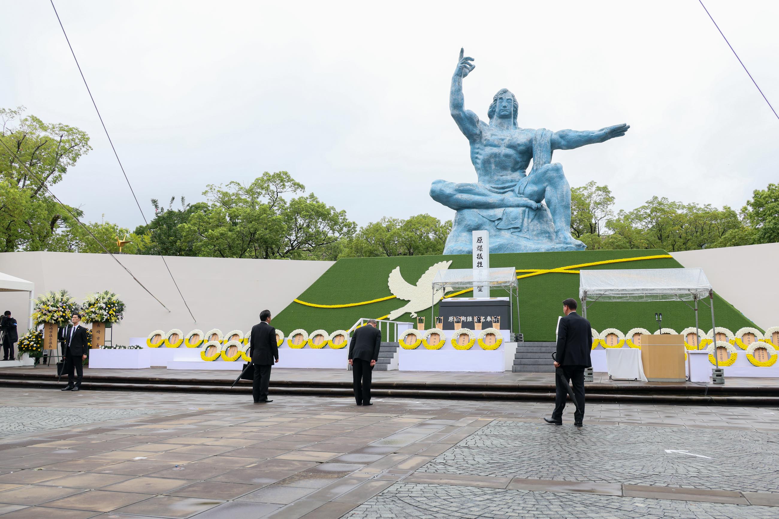 Prime Minister Ishiba laying a wreath (1)