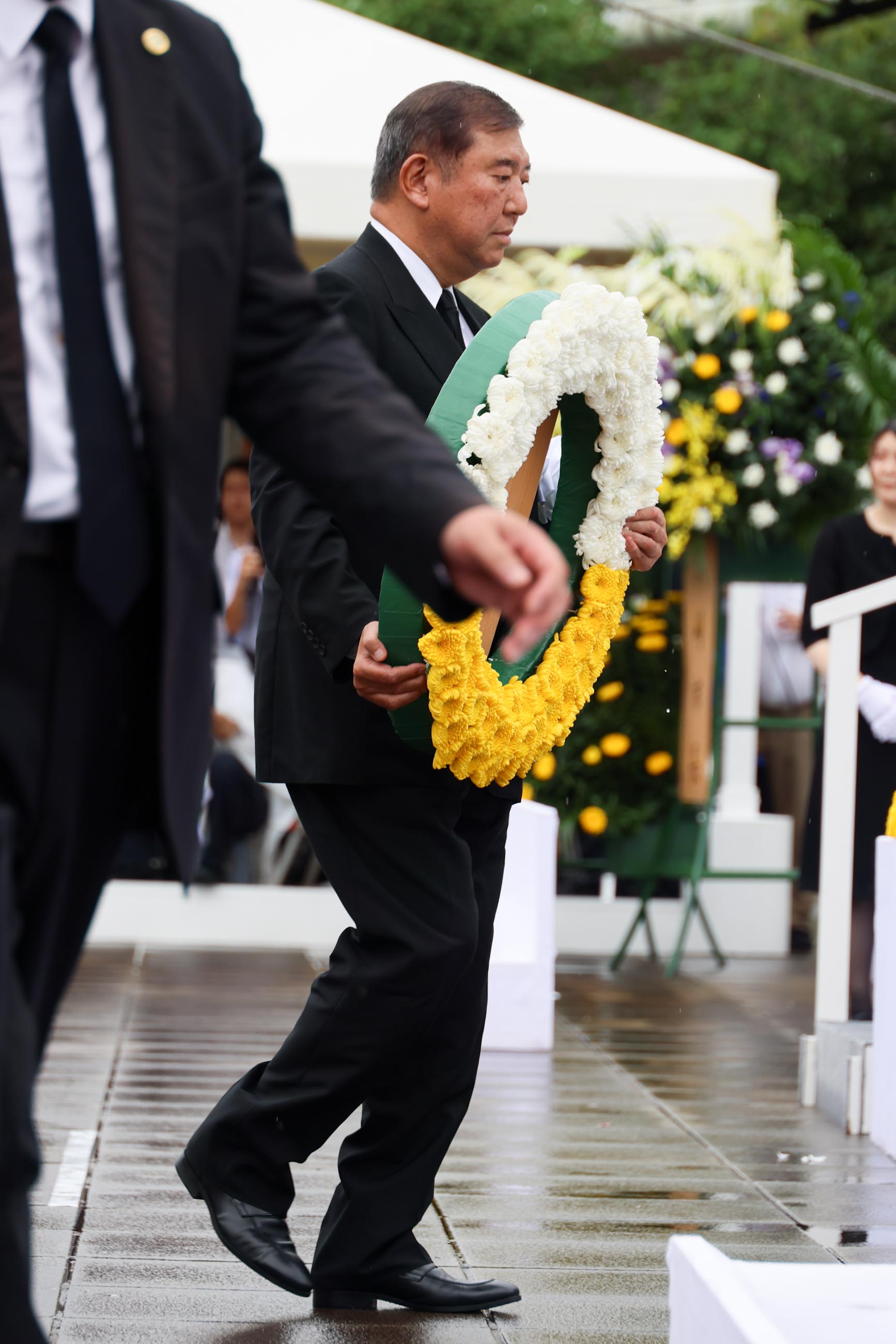 Prime Minister Ishiba laying a wreath (2)