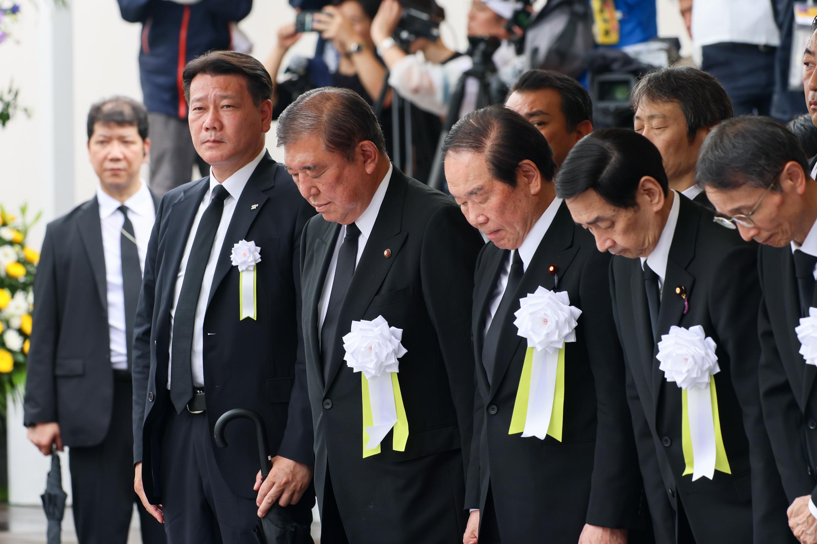 Prime Minister Ishiba offering a silent prayer (1)