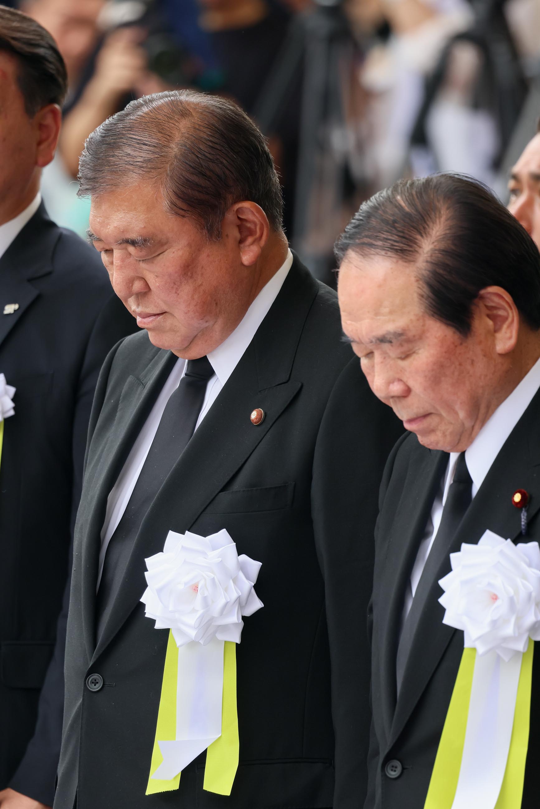 Prime Minister Ishiba offering a silent prayer (2)